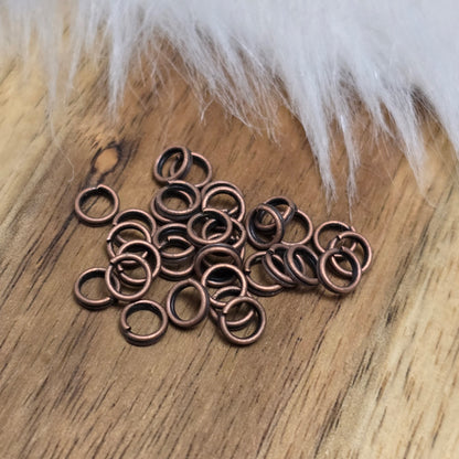 Das Bild zeigt 30 doppelte Binderinge in antikem Kupfer-Finish sind ein unverzichtbares Zubehör für die Schmuckherstellung. Durch ihre doppelte Wicklung bieten sie eine besonders stabile und sichere Verbindung, sodass Anhänger, Charms und Verschlüsse zuverlässig befestigt bleiben.