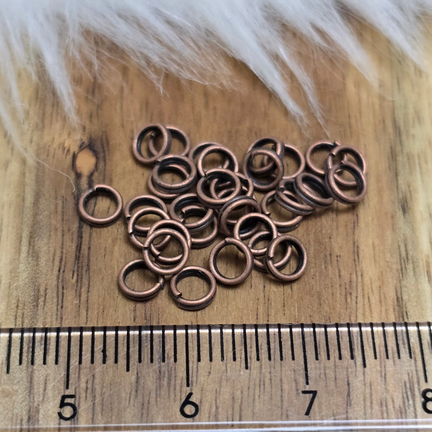 Das Bild zeigt 30 doppelte Binderinge in antikem Kupfer-Finish sind ein unverzichtbares Zubehör für die Schmuckherstellung. Durch ihre doppelte Wicklung bieten sie eine besonders stabile und sichere Verbindung, sodass Anhänger, Charms und Verschlüsse zuverlässig befestigt bleiben.
