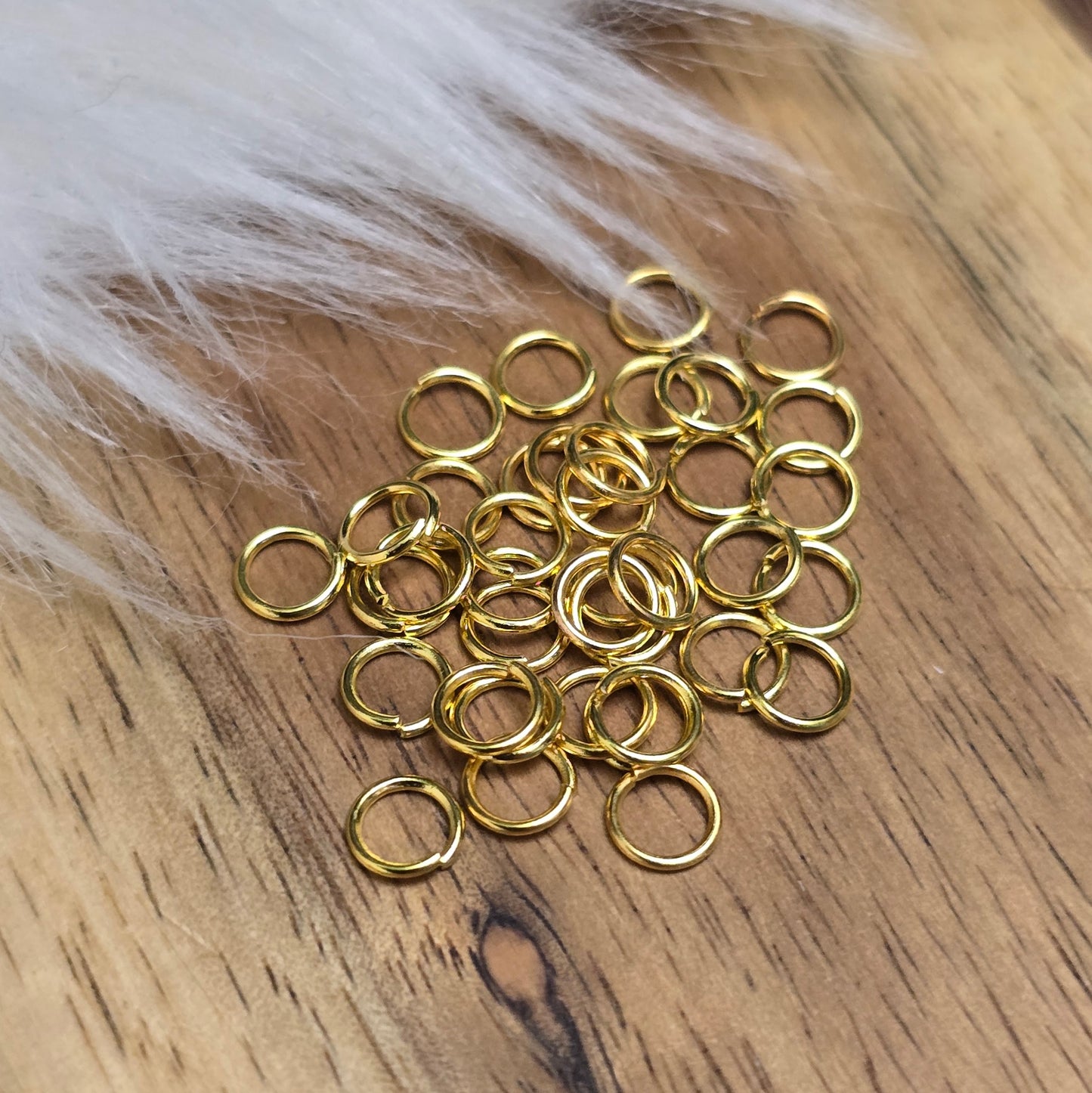 Das Bild zeigt 30 offene Biegeringe in vergoldet mit einem Durchmesser von 4,2mm, ein unverzichtbares Zubehör für die Schmuckherstellung. Ideal um Charms und Verschlüsse zuverlässig zu befestigen.