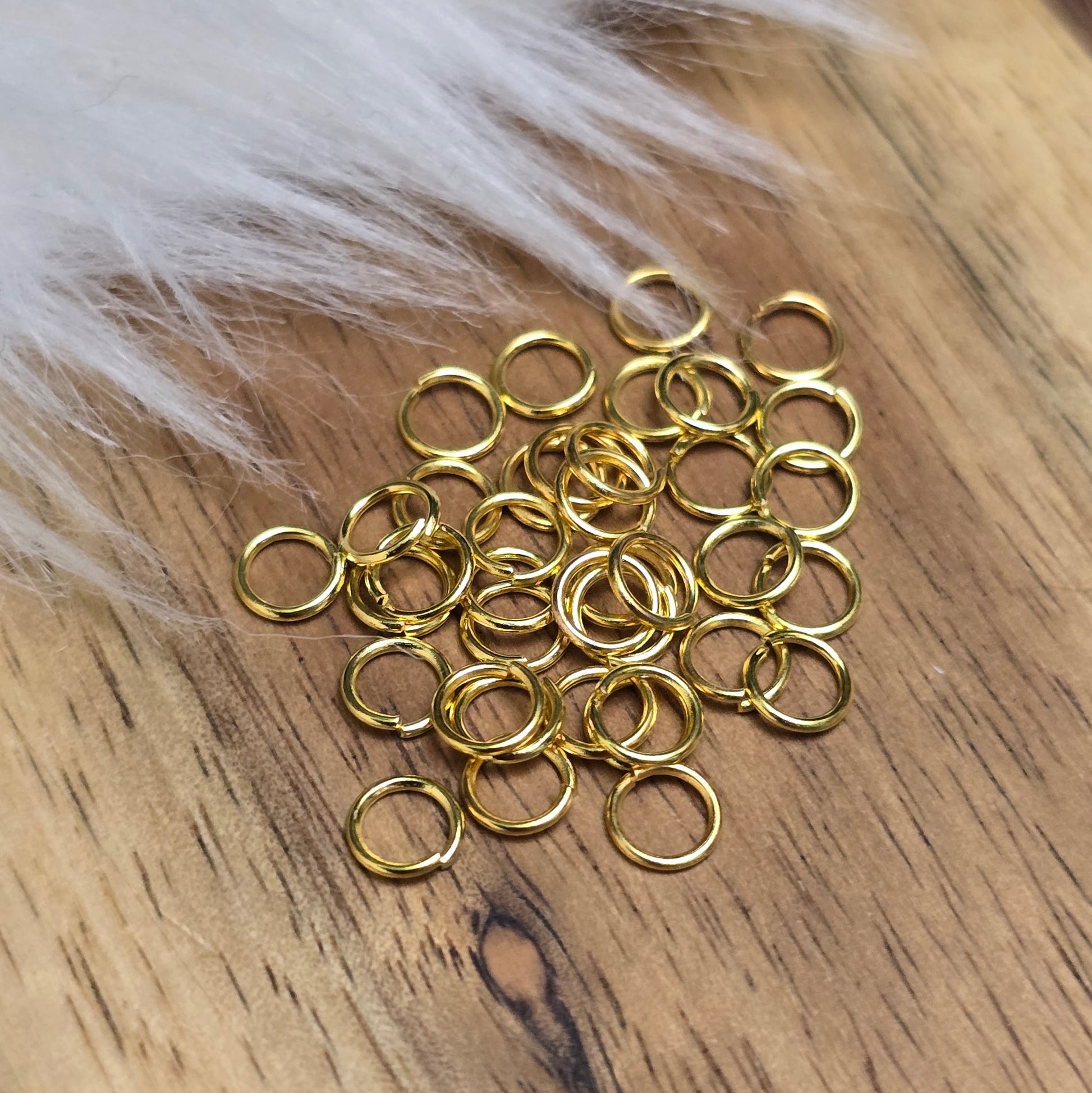 Das Bild zeigt 30 offene Biegeringe in vergoldet mit einem Durchmesser von 4,2mm, ein unverzichtbares Zubehör für die Schmuckherstellung. Ideal um Charms und Verschlüsse zuverlässig zu befestigen.