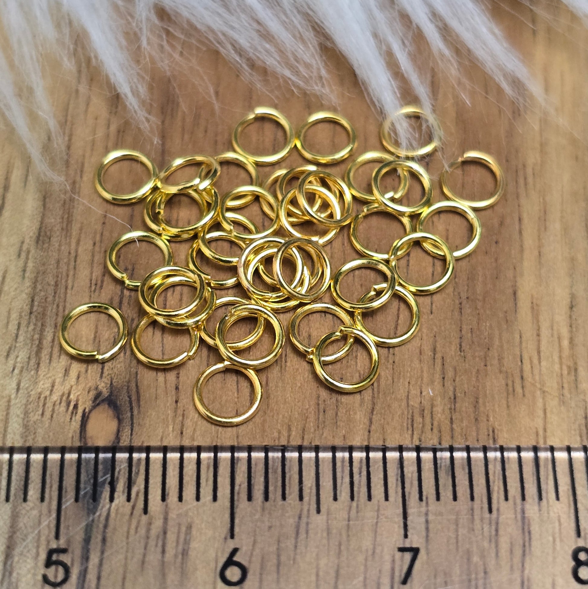 Das Bild zeigt 30 offene Biegeringe in vergoldet mit einem Durchmesser von 4,2mm, ein unverzichtbares Zubehör für die Schmuckherstellung. Ideal um Charms und Verschlüsse zuverlässig zu befestigen.