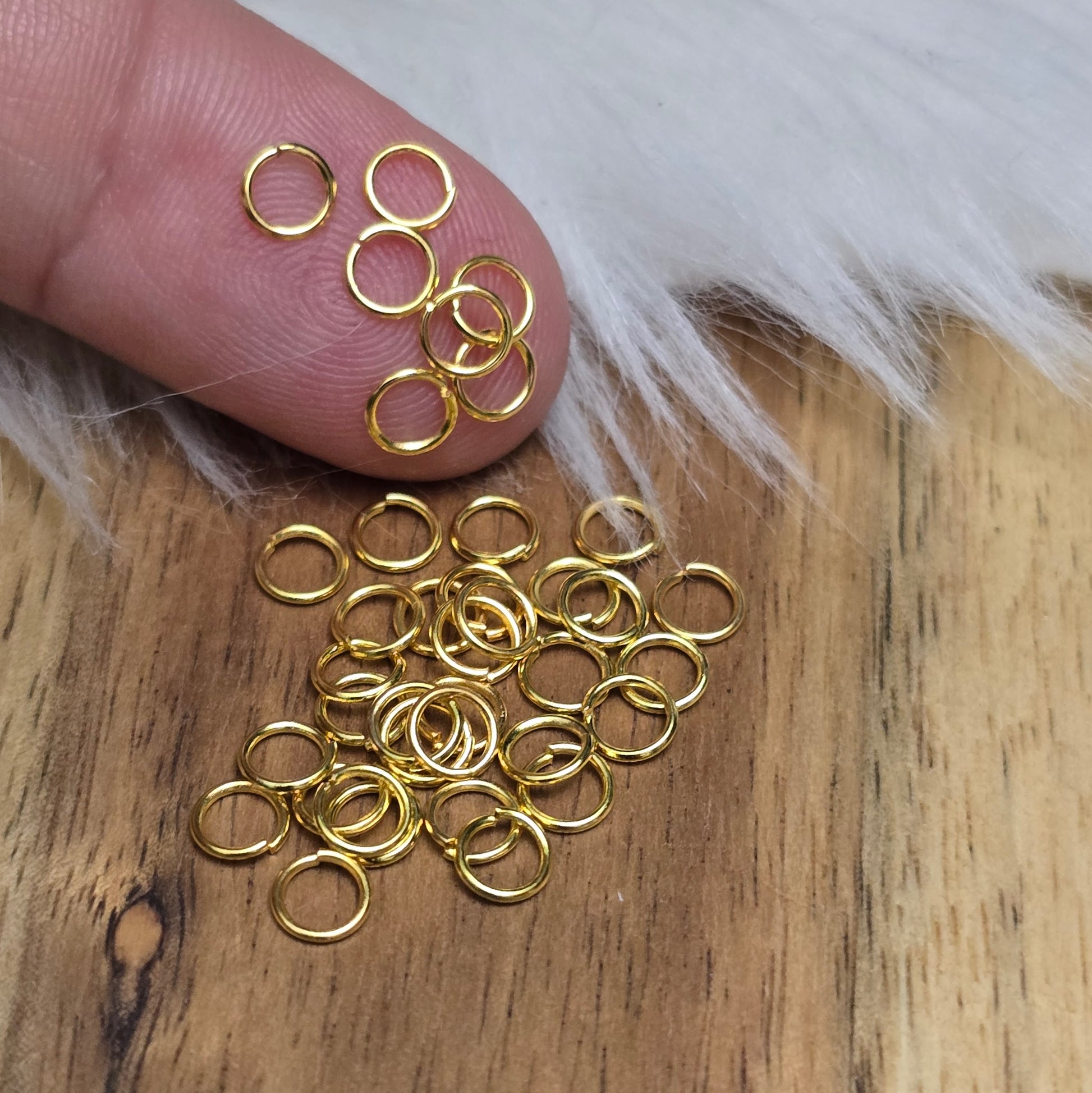 Das Bild zeigt 30 offene Biegeringe in vergoldet mit einem Durchmesser von 4,2mm, ein unverzichtbares Zubehör für die Schmuckherstellung. Ideal um Charms und Verschlüsse zuverlässig zu befestigen.