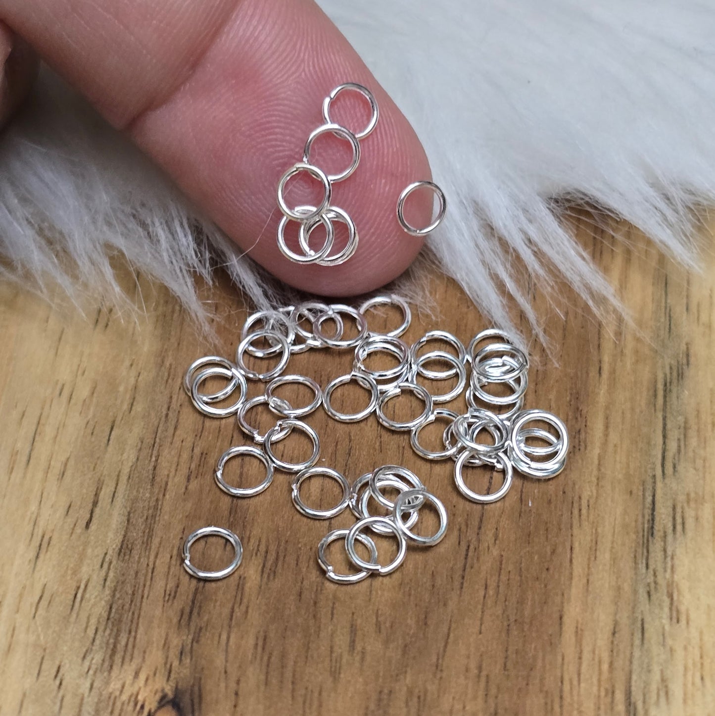 Das Bild zeigt 40 offene Biegeringe in versilbert mit einem Durchmesser von 4,2mm, ein unverzichtbares Zubehör für die Schmuckherstellung. Ideal um Charms und Verschlüsse zuverlässig zu befestigen.
