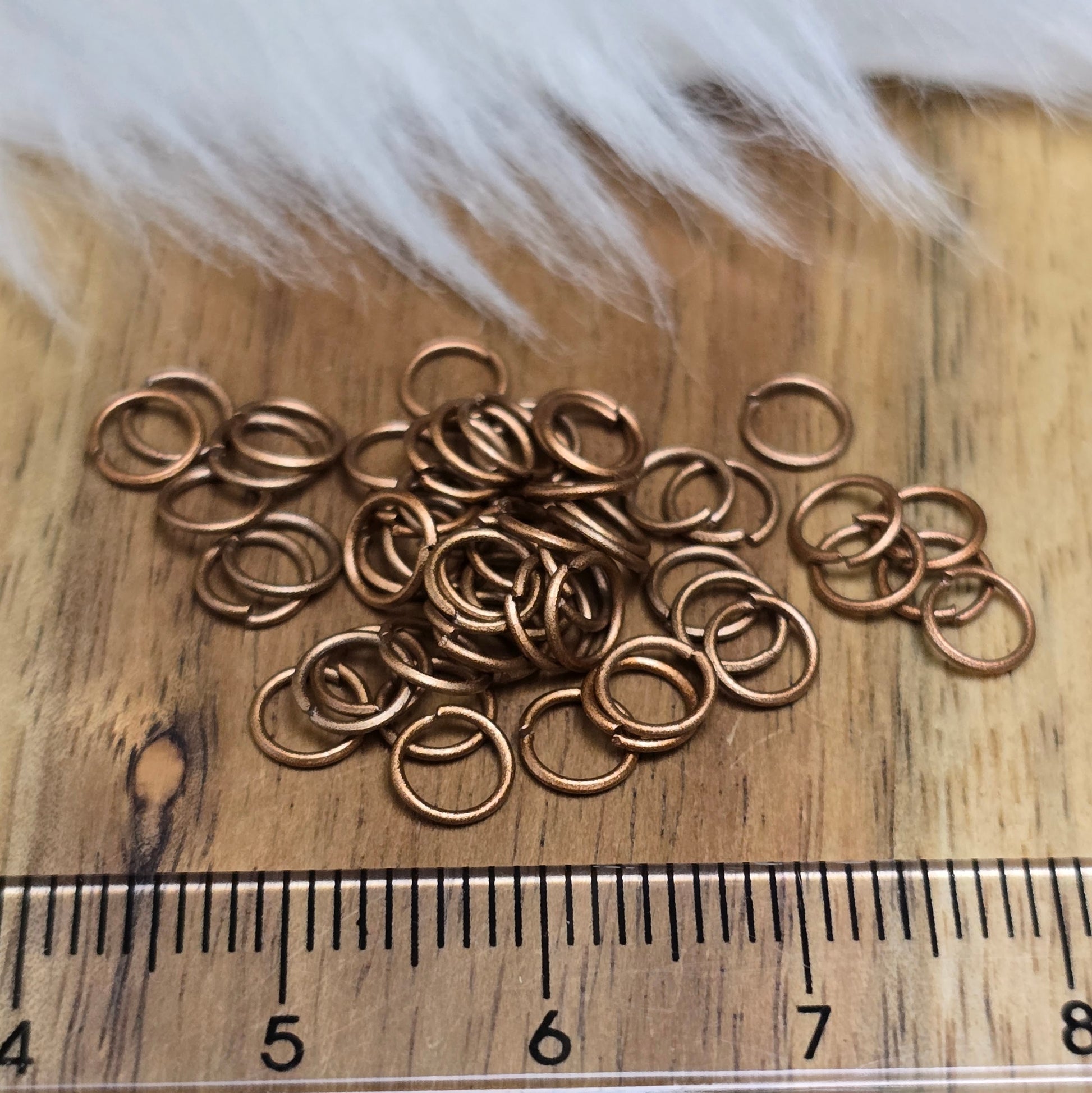Das Bild zeigt 50 offene Biegeringe in antik kupferfarbig mit einem Durchmesser von 5mm, ein unverzichtbares Zubehör für die Schmuckherstellung. Ideal um Charms und Verschlüsse zuverlässig zu befestigen.