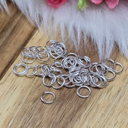 Das Bild zeigt 50 offene Biegeringe in versilbert mit einem Durchmesser von 6mm. Die Verbindungsringe sind ein unverzichtbares Zubehör für die Schmuckherstellung. Ideal um Charms und Verschlüsse zuverlässig zu befestigen.
