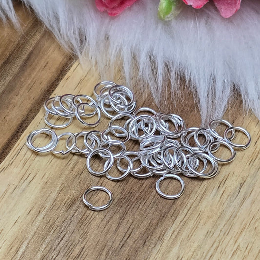 Das Bild zeigt 50 offene Biegeringe in versilbert mit einem Durchmesser von 6mm. Die Verbindungsringe sind ein unverzichtbares Zubehör für die Schmuckherstellung. Ideal um Charms und Verschlüsse zuverlässig zu befestigen.