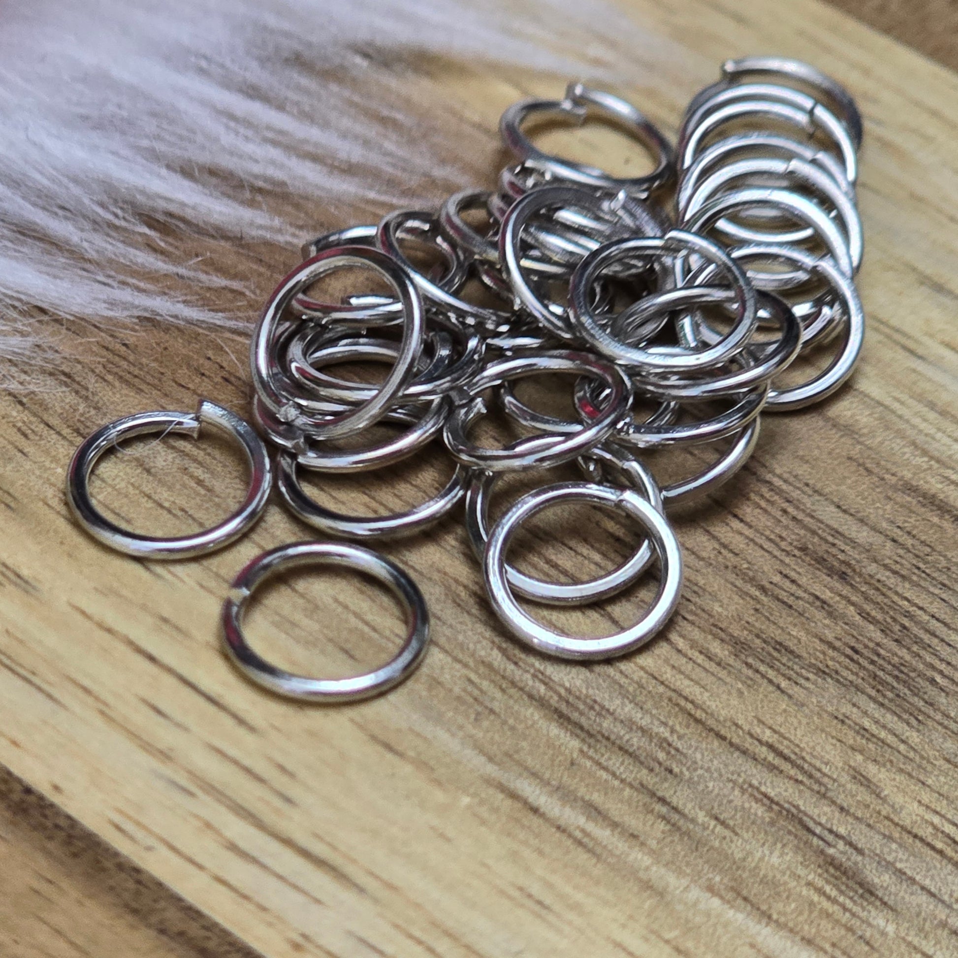 Das Bild zeigt 30 offene Biegeringe in silberfarbig mit einem Durchmesser von 8,3mm. Die Verbindungsringe sind ein unverzichtbares Zubehör für die Schmuckherstellung. Ideal um Charms und Verschlüsse zuverlässig zu befestigen.