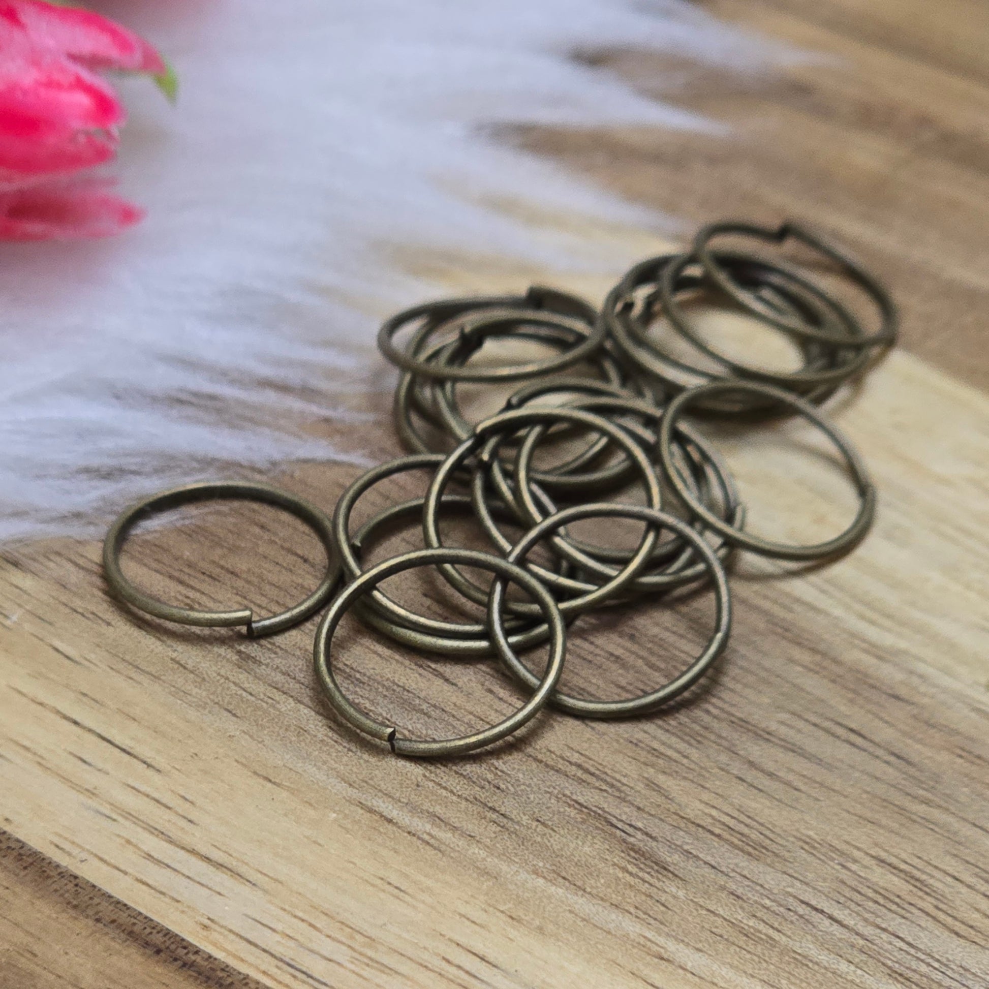 Das Bild zeigt 20 offene Biegeringe in antik bronzefarbig mit einem Durchmesser von 12,3mm. Die Verbindungsringe sind ein unverzichtbares Zubehör für die Schmuckherstellung. Ideal um Charms und Verschlüsse zuverlässig zu befestigen.