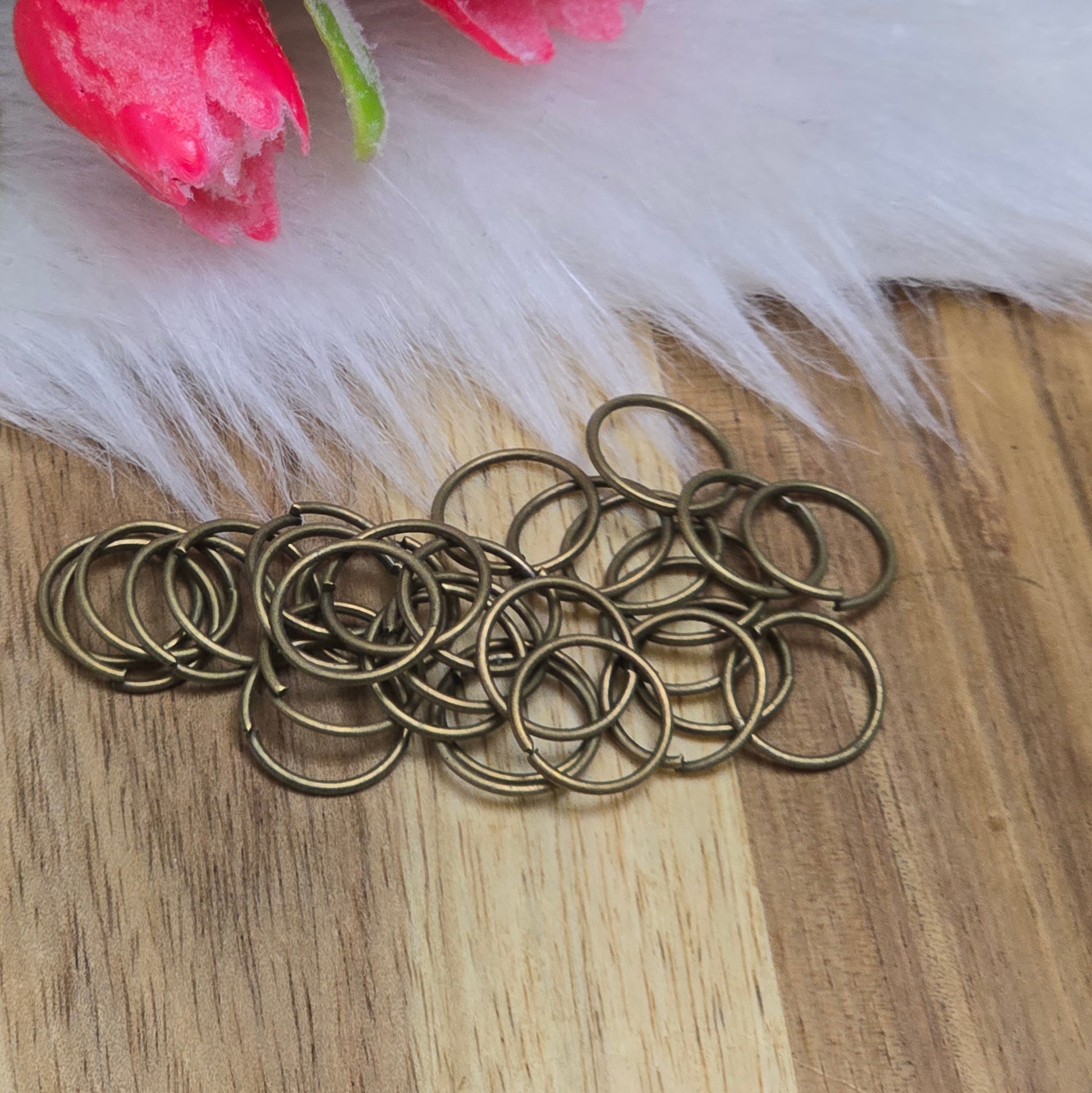 Das Bild zeigt 30 offene Biegeringe in antik bronzefarbig mit einem Durchmesser von 10,4mm. Die Verbindungsringe sind ein unverzichtbares Zubehör für die Schmuckherstellung. Ideal um Charms und Verschlüsse zuverlässig zu befestigen.