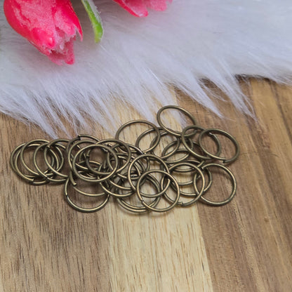 Das Bild zeigt 30 offene Biegeringe in antik bronzefarbig mit einem Durchmesser von 10,4mm. Die Verbindungsringe sind ein unverzichtbares Zubehör für die Schmuckherstellung. Ideal um Charms und Verschlüsse zuverlässig zu befestigen.