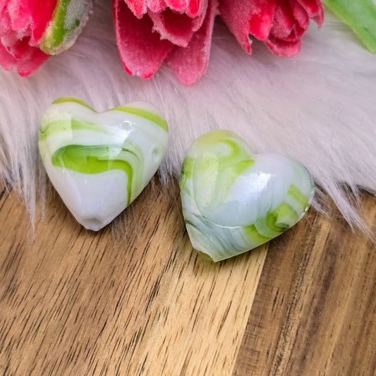2 handgefertigte grün-weiße Herzperlen mit Swirl aus Indien. Ideal für Ketten, Armbänder & DIY-Schmuck mit Liebe zum Detail. Jedes Stück ist ein echtes Unikat!