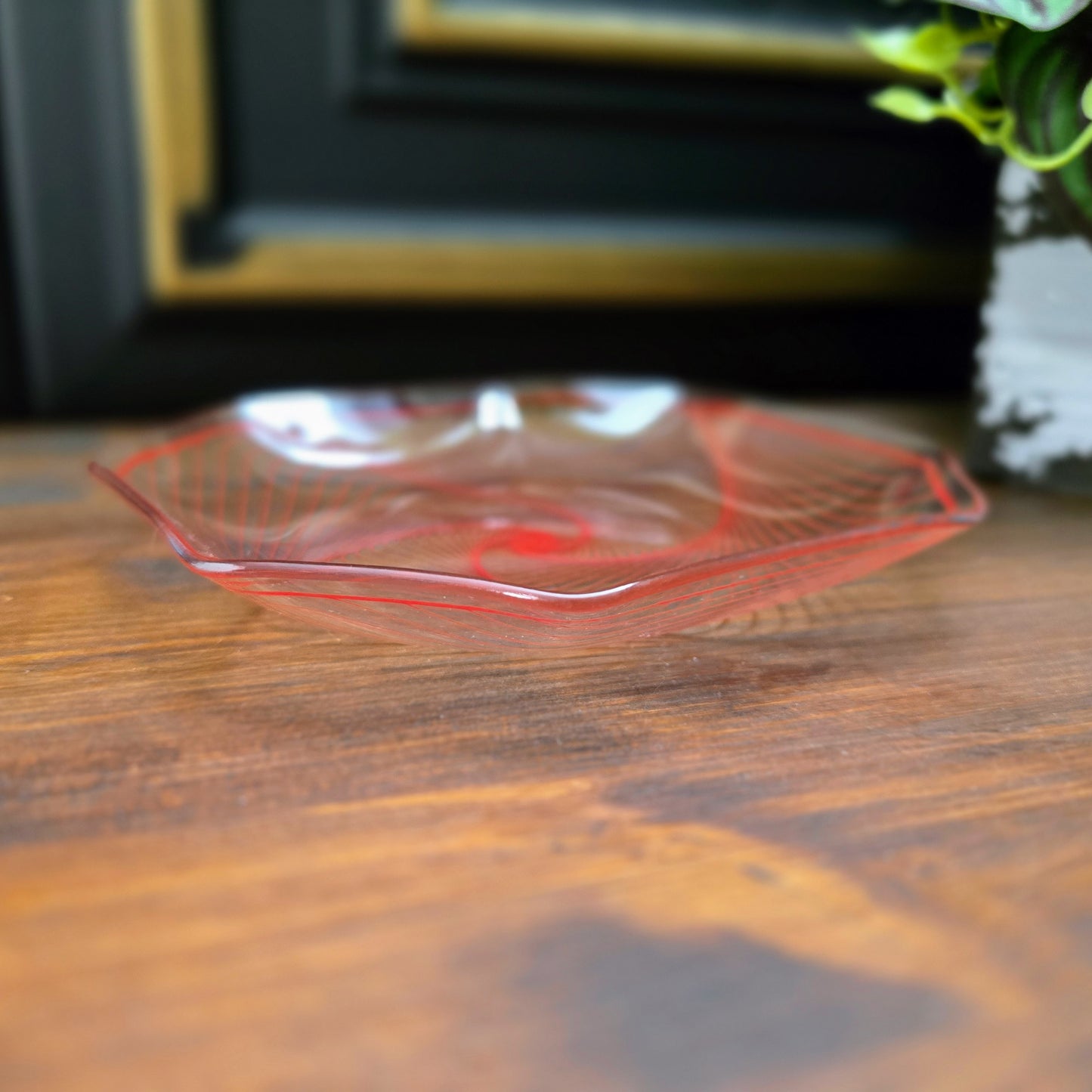 Vintage Glasschale (14,5 cm) mit rotem Swirl-Dekor – DDR, 1970er – von VEB Thermoform Olbernhau. Ideal für Snacks oder als Deko. Sehr guter Zustand!