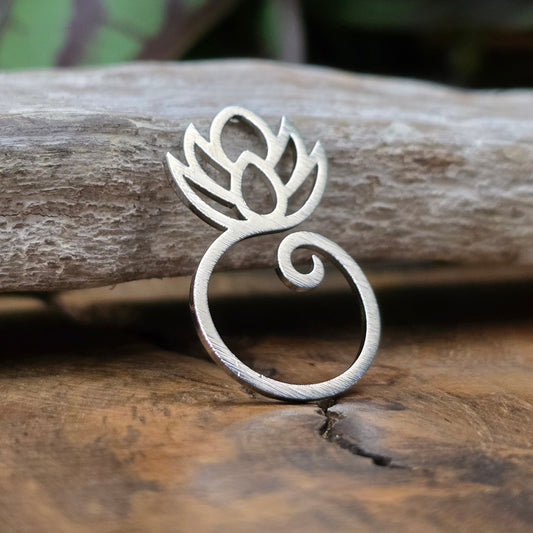 Filigraner Lotusblume-Anhänger aus Edelstahl auf hellem Hintergrund – perfekt für spirituellen DIY-Schmuck und Meditationsketten.