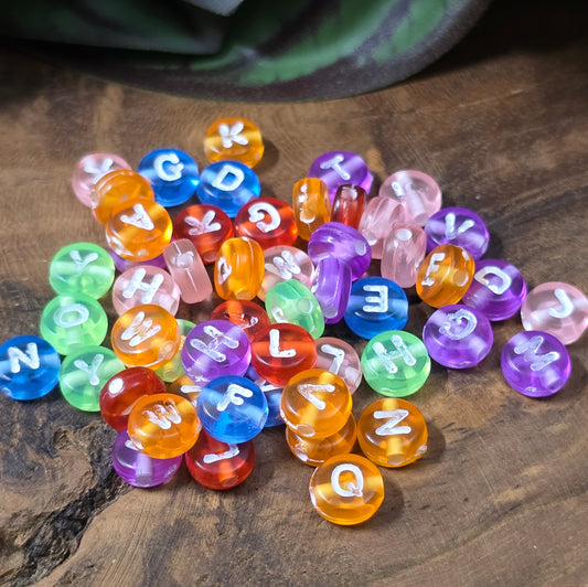 50 bunte Acryl-Buchstabenperlen (6,5 mm) im Farbmix – ideal für Namensarmbänder, DIY-Schmuck & kreative Bastelideen. Zufällig gemischte Farben & Buchstaben.