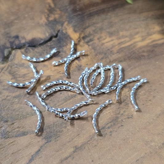20x gebogene Verbinder, Messing versilbert, 12 mm. Leicht gedreht, beidseitig gelocht – ideal für zarte Ketten & Armbänder. Profi-Basis für die Schmuckherstellung.