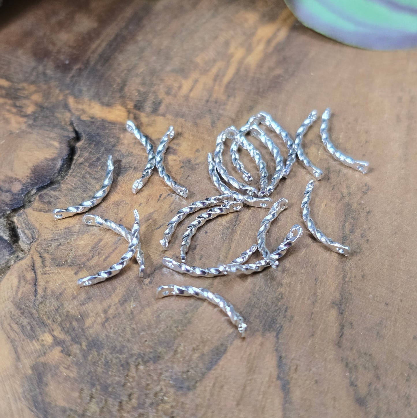 20x gebogene Verbinder, Messing versilbert, 12 mm. Leicht gedreht, beidseitig gelocht – ideal für zarte Ketten & Armbänder. Profi-Basis für die Schmuckherstellung.