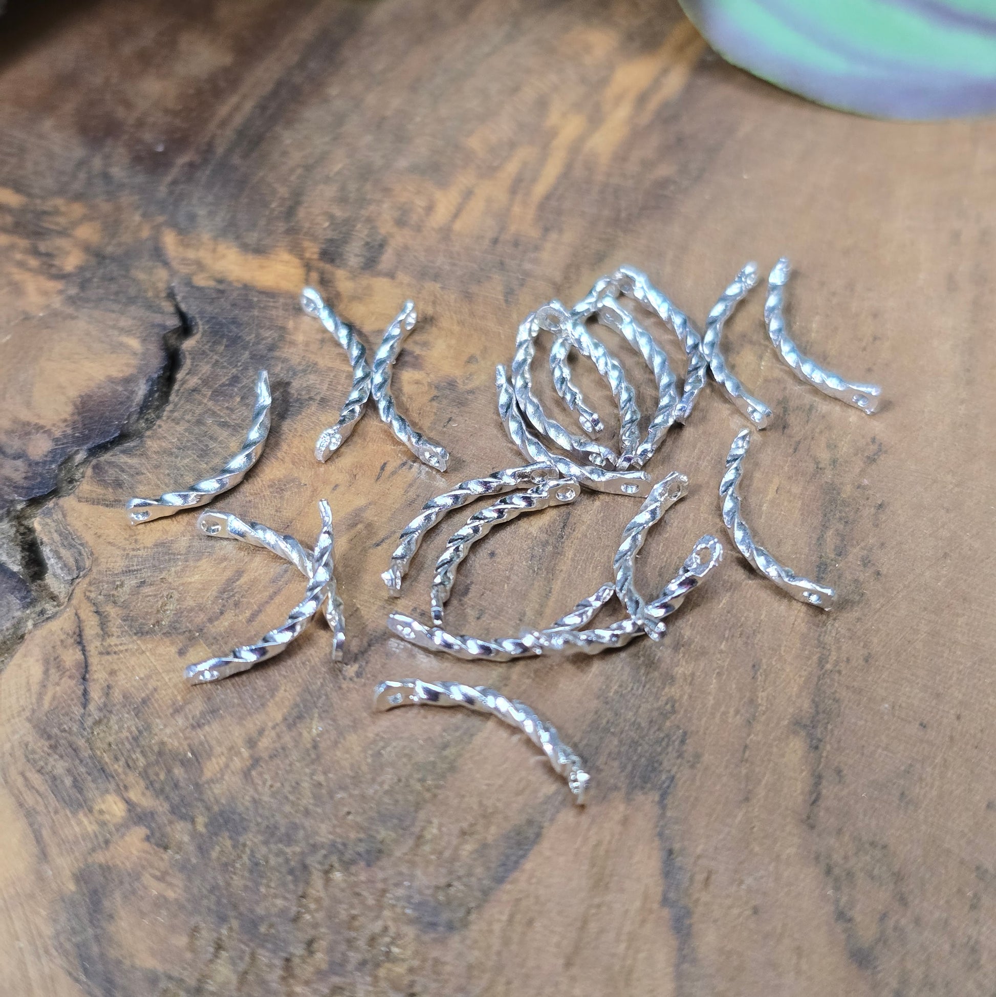 20x gebogene Verbinder, Messing versilbert, 12 mm. Leicht gedreht, beidseitig gelocht – ideal für zarte Ketten & Armbänder. Profi-Basis für die Schmuckherstellung.