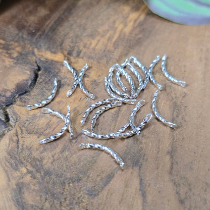 20x gebogene Verbinder, Messing versilbert, 12 mm. Leicht gedreht, beidseitig gelocht – ideal für zarte Ketten & Armbänder. Profi-Basis für die Schmuckherstellung.