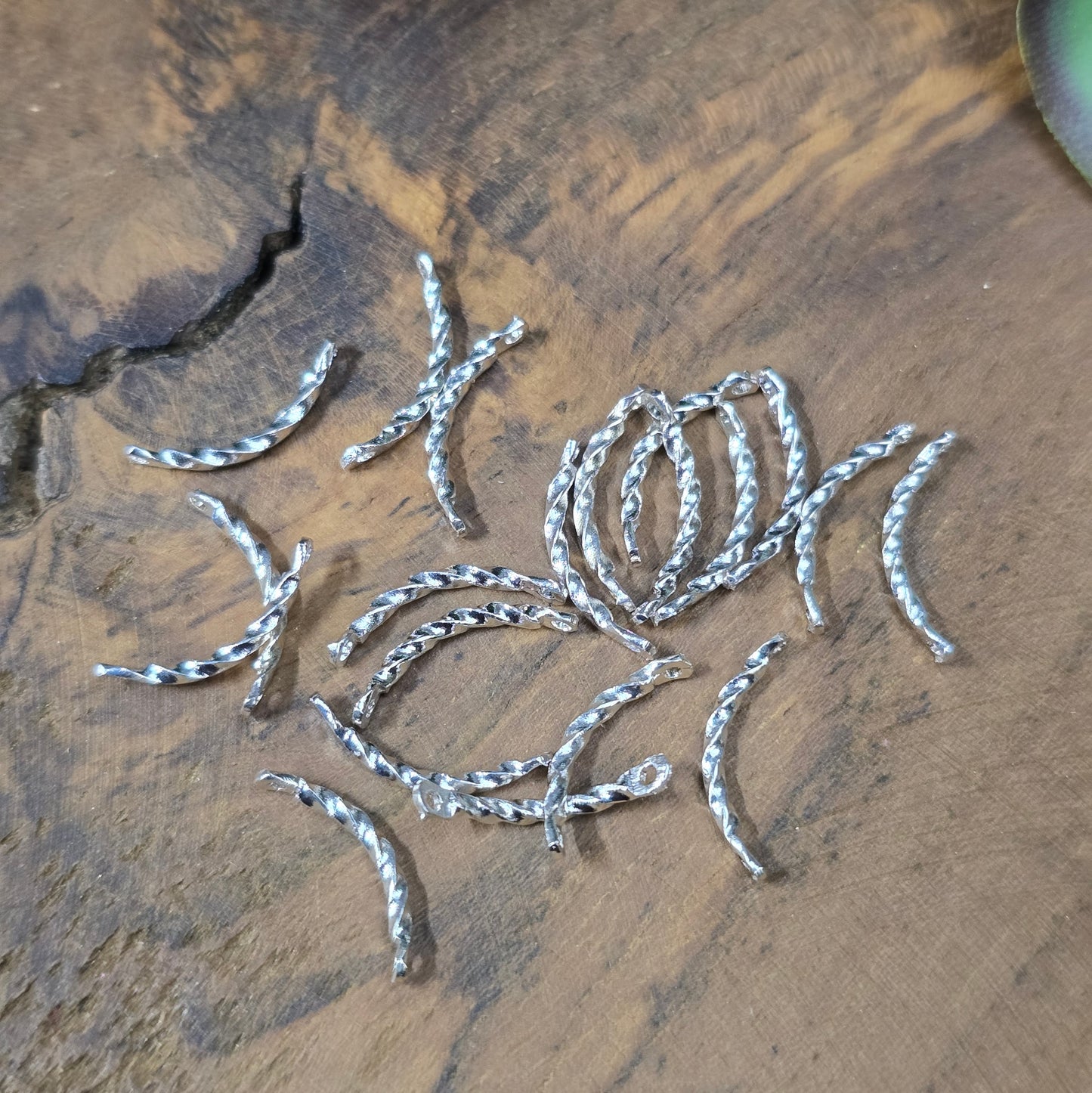 20x gebogene Verbinder, Messing versilbert, 12 mm. Leicht gedreht, beidseitig gelocht – ideal für zarte Ketten & Armbänder. Profi-Basis für die Schmuckherstellung.