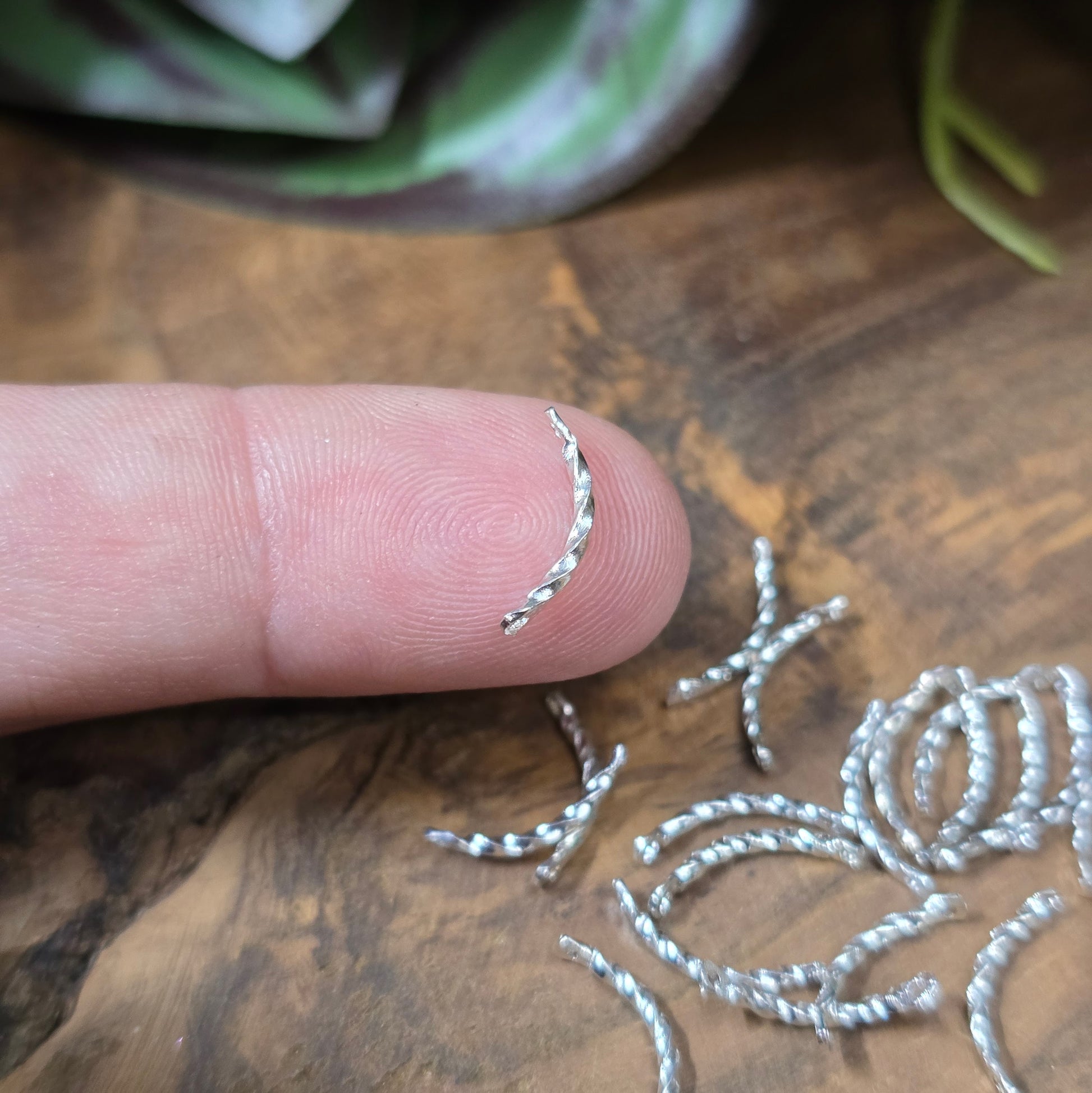20x gebogene Verbinder, Messing versilbert, 12 mm. Leicht gedreht, beidseitig gelocht – ideal für zarte Ketten & Armbänder. Profi-Basis für die Schmuckherstellung.
