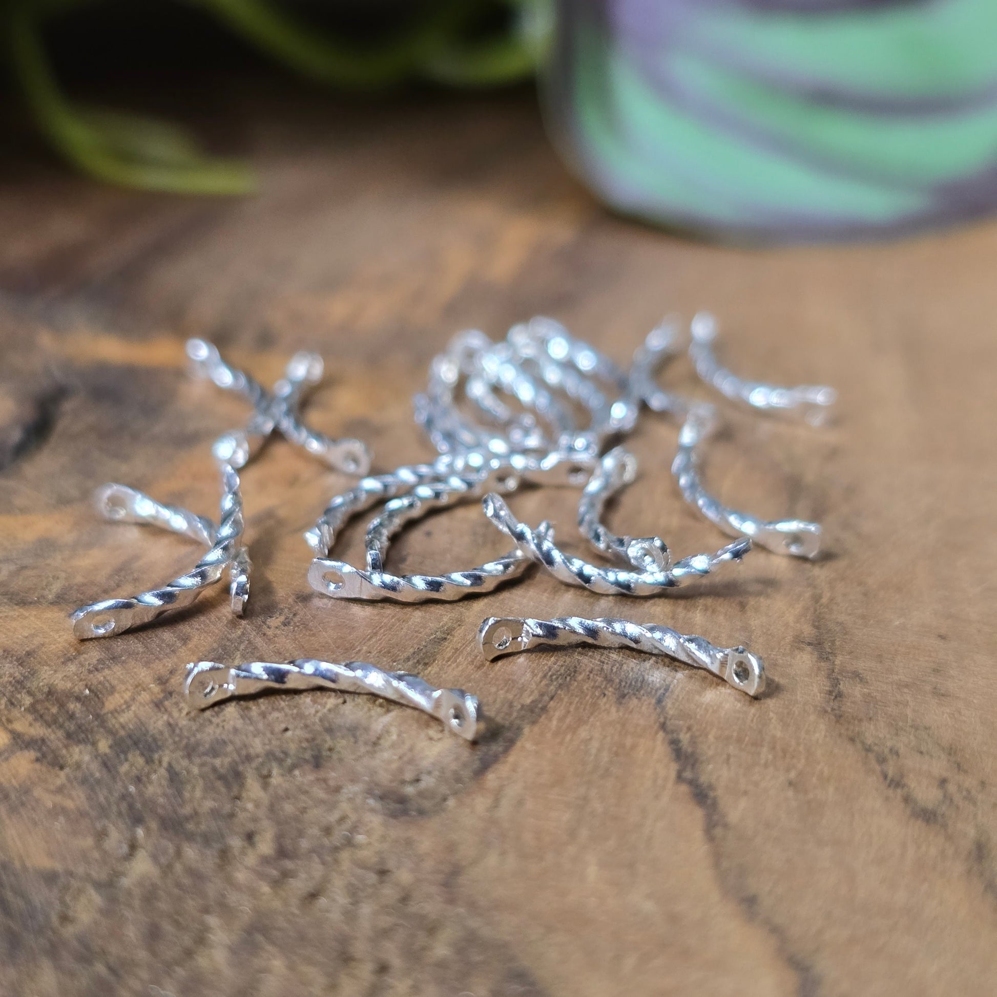 20x gebogene Verbinder, Messing versilbert, 12 mm. Leicht gedreht, beidseitig gelocht – ideal für zarte Ketten & Armbänder. Profi-Basis für die Schmuckherstellung.
