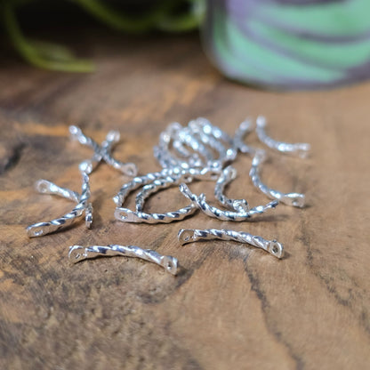 20x gebogene Verbinder, Messing versilbert, 12 mm. Leicht gedreht, beidseitig gelocht – ideal für zarte Ketten & Armbänder. Profi-Basis für die Schmuckherstellung.