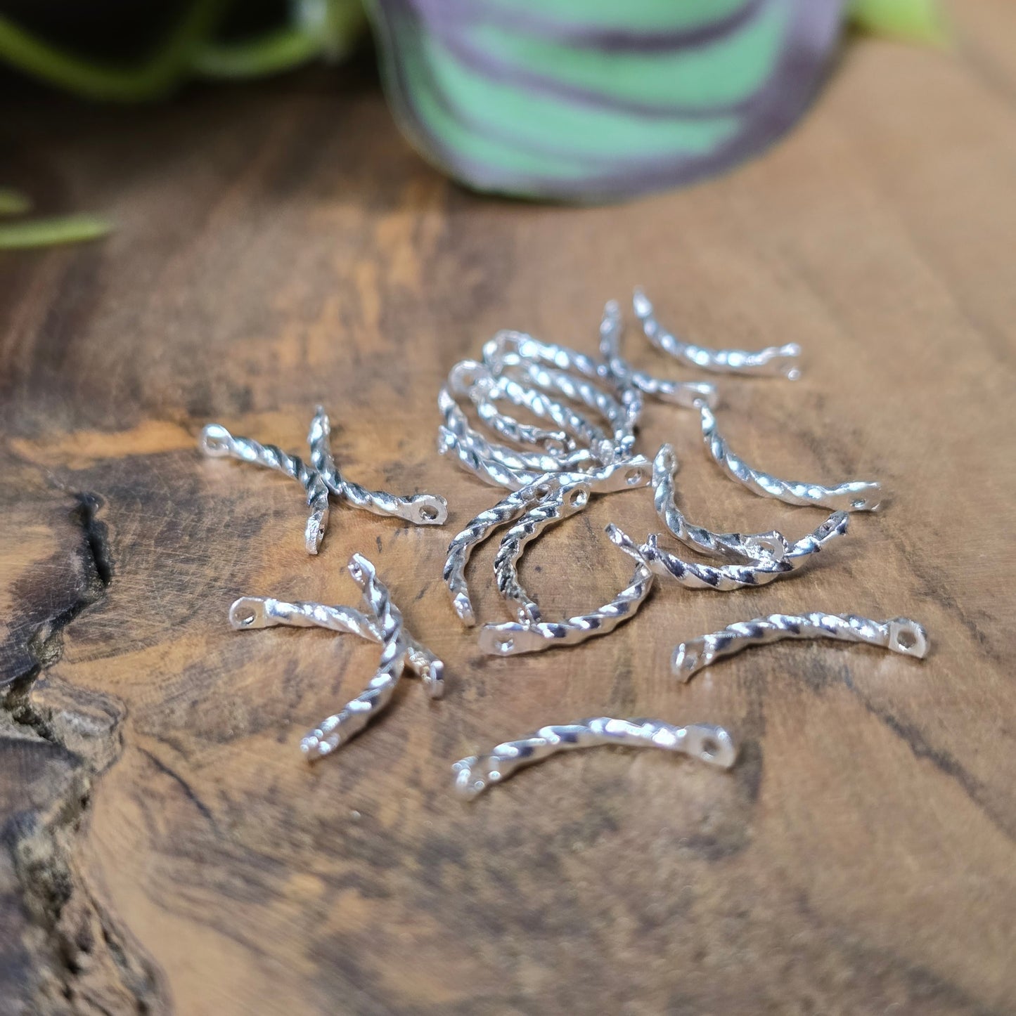 20x gebogene Verbinder, Messing versilbert, 12 mm. Leicht gedreht, beidseitig gelocht – ideal für zarte Ketten & Armbänder. Profi-Basis für die Schmuckherstellung.