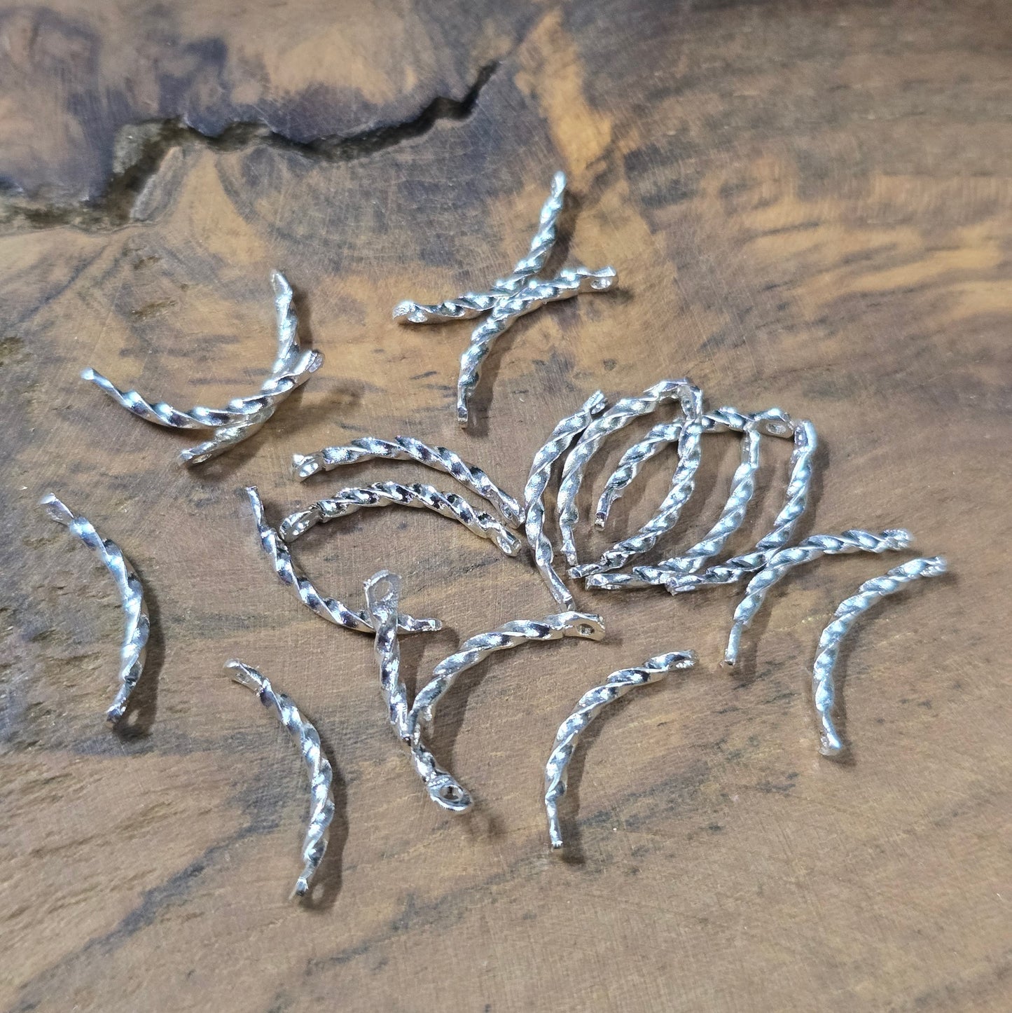 20x gebogene Verbinder, Messing versilbert, 12 mm. Leicht gedreht, beidseitig gelocht – ideal für zarte Ketten & Armbänder. Profi-Basis für die Schmuckherstellung.
