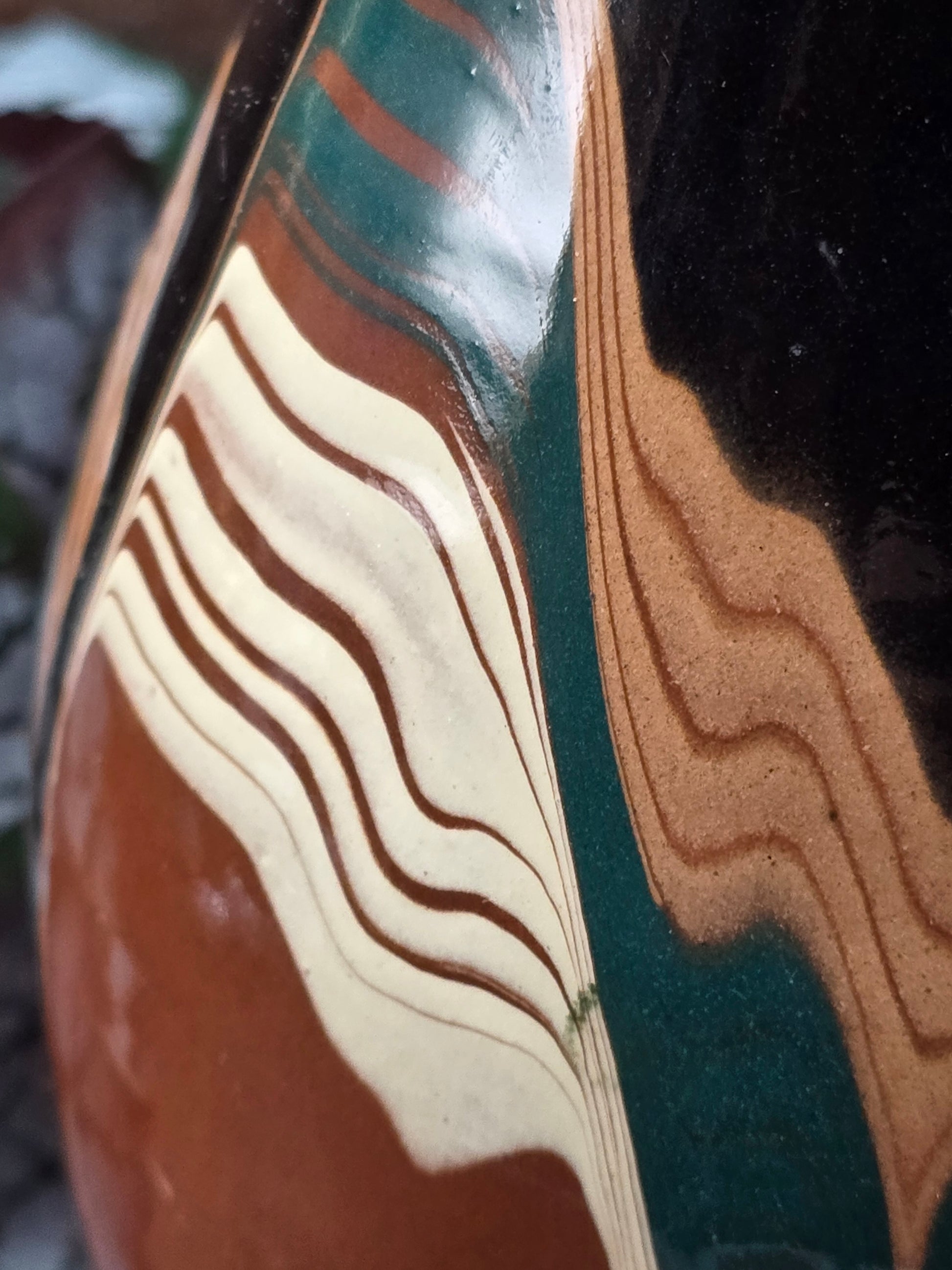 Ungarische Keramikvase aus den 1960er/70er Jahren mit grafischer Mehrfarbglasur, schlanke Form, dekoratives Vintage-Objekt mit sichtbarem Glasurfehler.