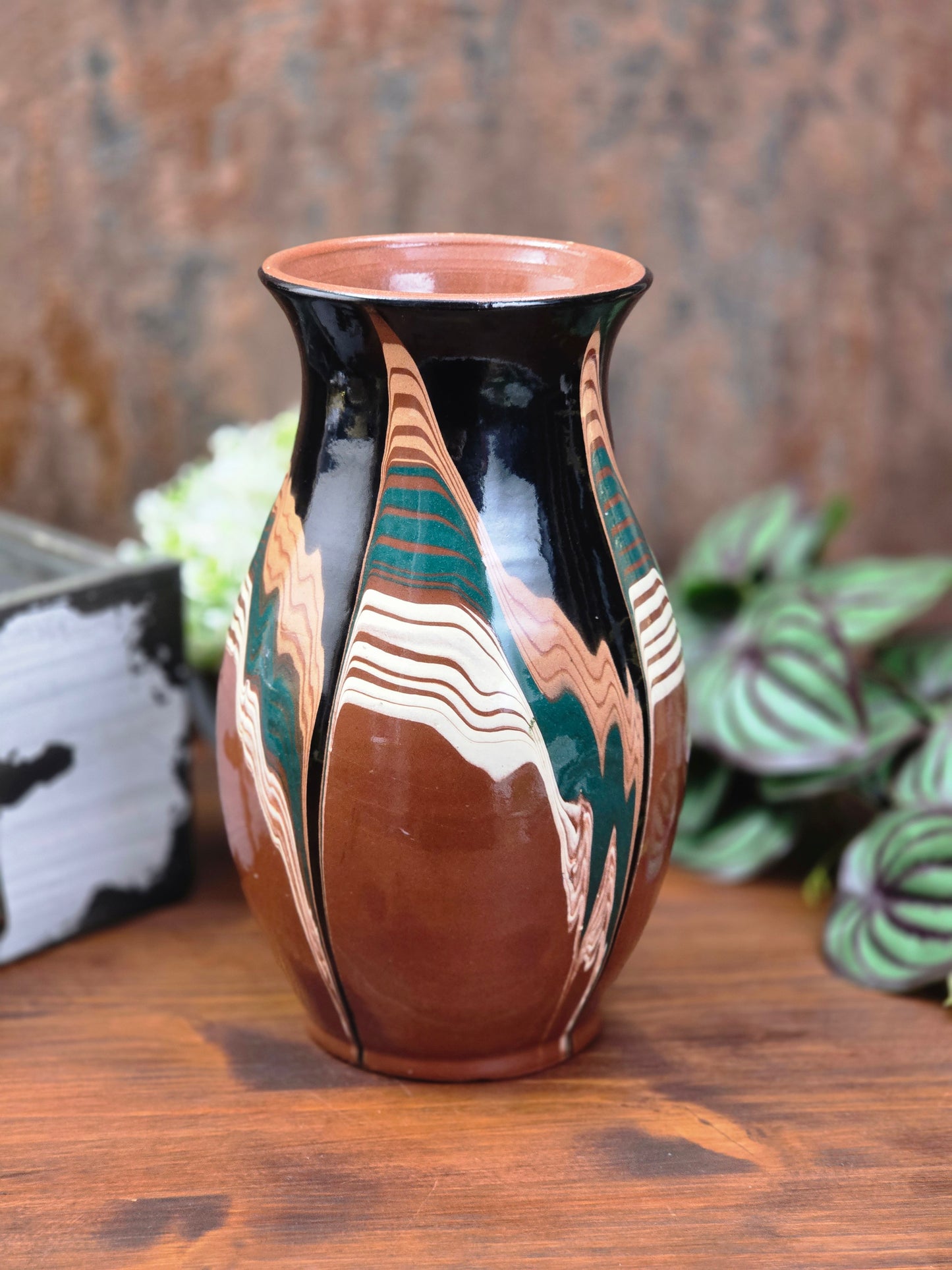 Ungarische Keramikvase aus den 1960er/70er Jahren mit grafischer Mehrfarbglasur, schlanke Form, dekoratives Vintage-Objekt mit sichtbarem Glasurfehler.