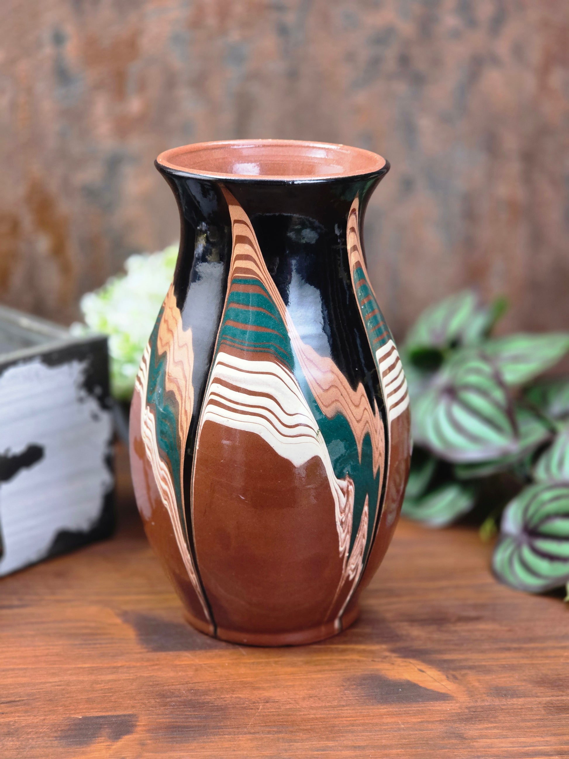Ungarische Keramikvase aus den 1960er/70er Jahren mit grafischer Mehrfarbglasur, schlanke Form, dekoratives Vintage-Objekt mit sichtbarem Glasurfehler.