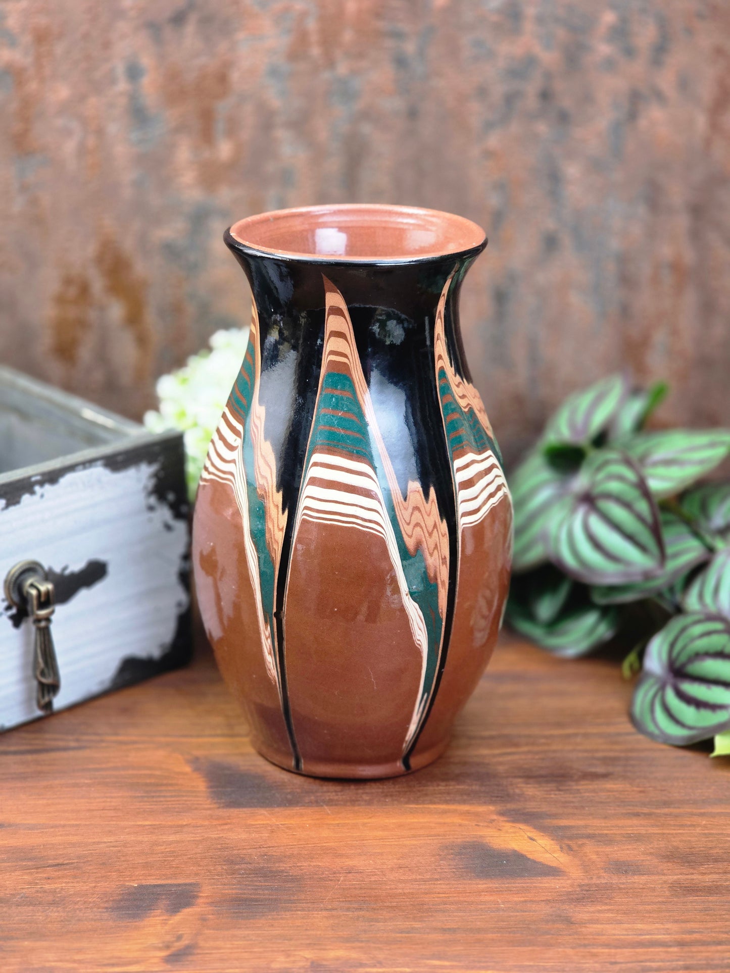 Ungarische Keramikvase aus den 1960er/70er Jahren mit grafischer Mehrfarbglasur, schlanke Form, dekoratives Vintage-Objekt mit sichtbarem Glasurfehler.