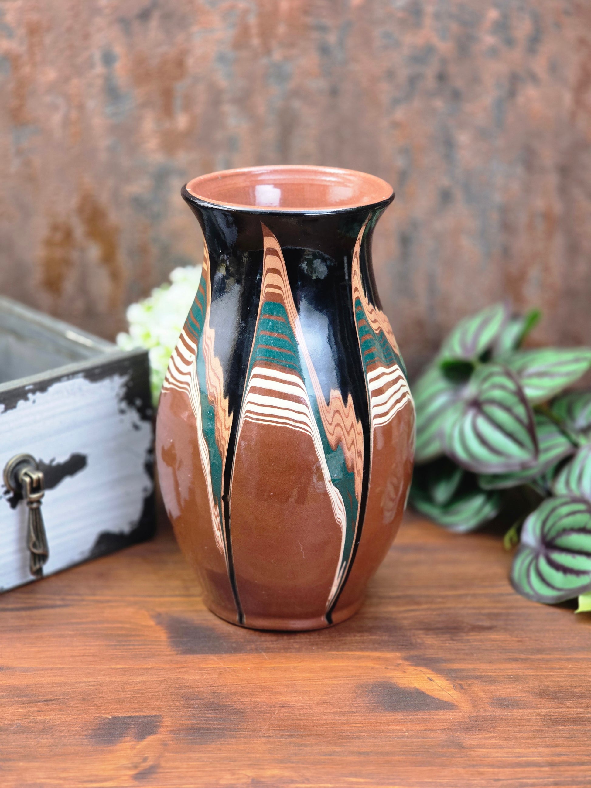 Ungarische Keramikvase aus den 1960er/70er Jahren mit grafischer Mehrfarbglasur, schlanke Form, dekoratives Vintage-Objekt mit sichtbarem Glasurfehler.