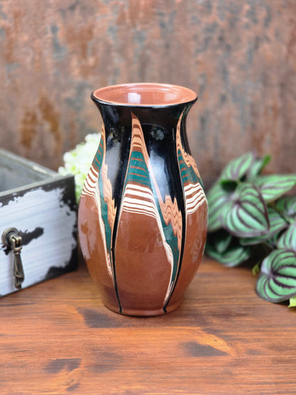 Ungarische Keramikvase aus den 1960er/70er Jahren mit grafischer Mehrfarbglasur, schlanke Form, dekoratives Vintage-Objekt mit sichtbarem Glasurfehler.