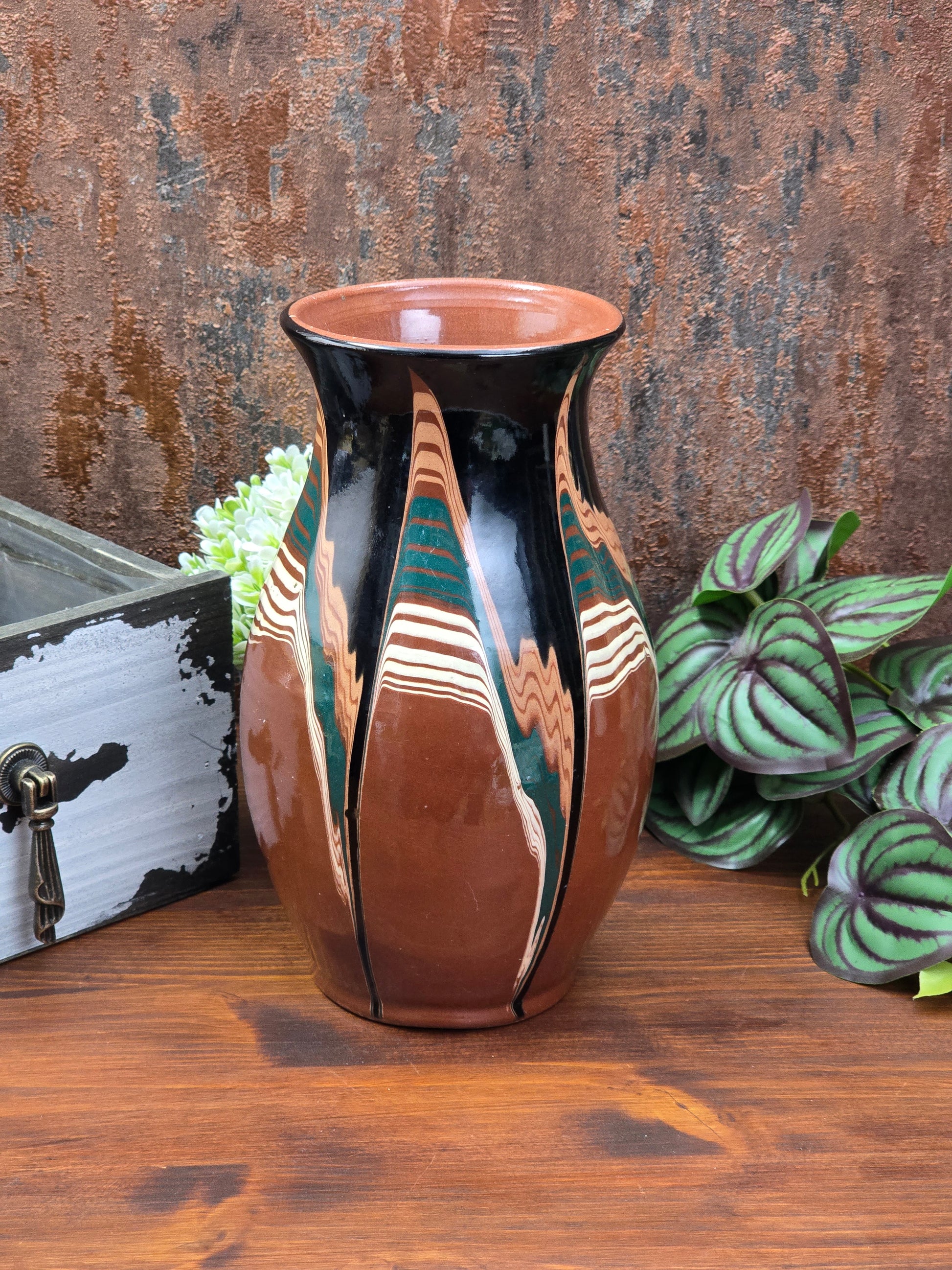 Ungarische Keramikvase aus den 1960er/70er Jahren mit grafischer Mehrfarbglasur, schlanke Form, dekoratives Vintage-Objekt mit sichtbarem Glasurfehler.