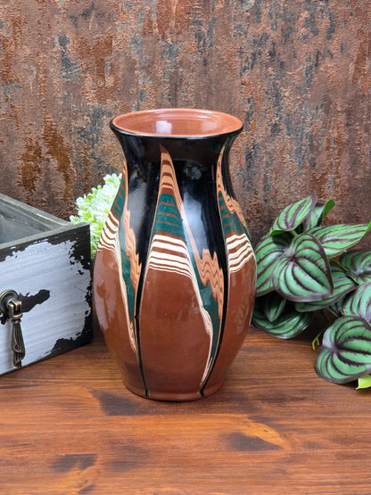 Ungarische Keramikvase aus den 1960er/70er Jahren mit grafischer Mehrfarbglasur, schlanke Form, dekoratives Vintage-Objekt mit sichtbarem Glasurfehler.