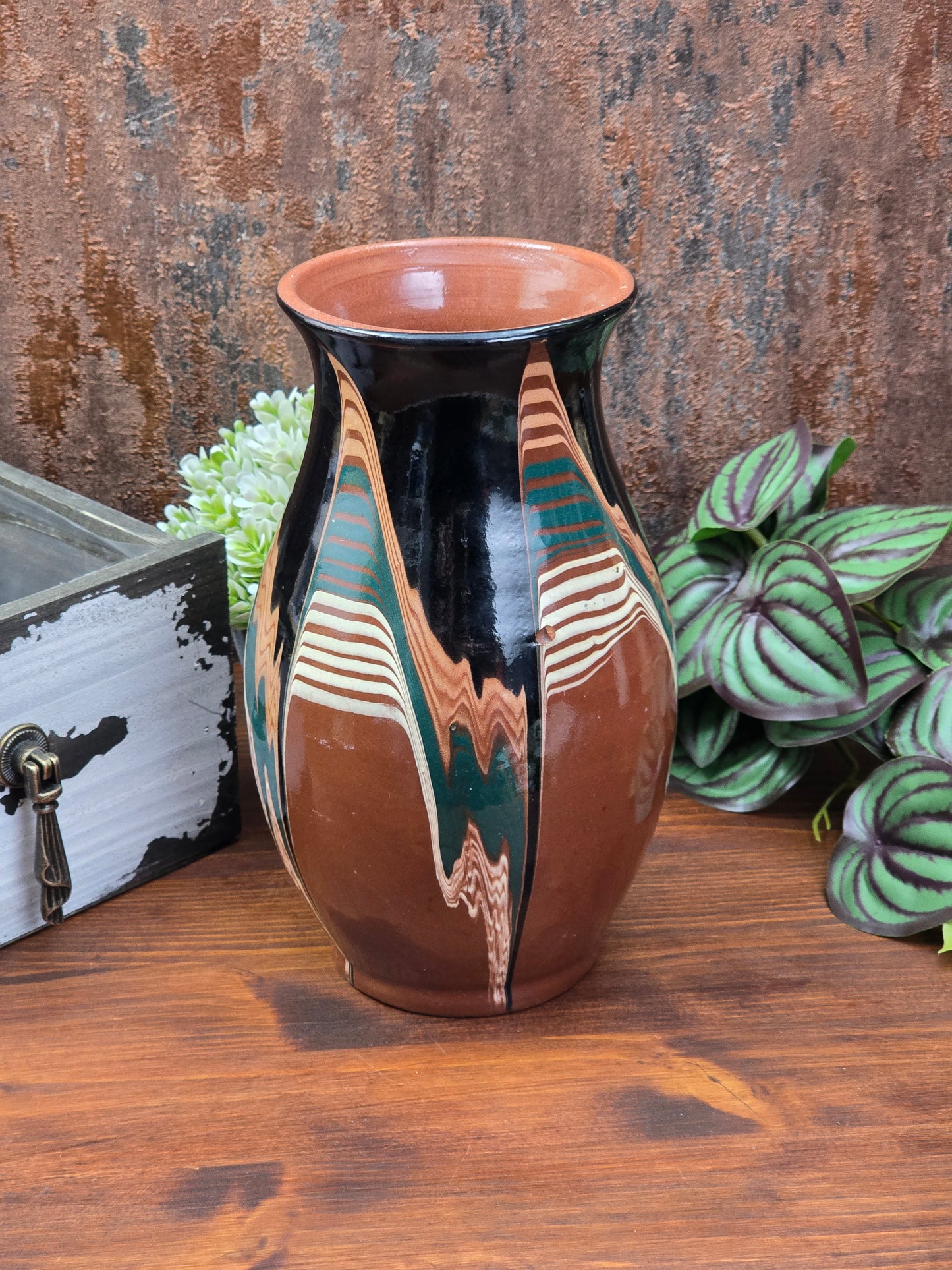 Ungarische Keramikvase aus den 1960er/70er Jahren mit grafischer Mehrfarbglasur, schlanke Form, dekoratives Vintage-Objekt mit sichtbarem Glasurfehler.