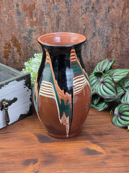 Ungarische Keramikvase aus den 1960er/70er Jahren mit grafischer Mehrfarbglasur, schlanke Form, dekoratives Vintage-Objekt mit sichtbarem Glasurfehler.