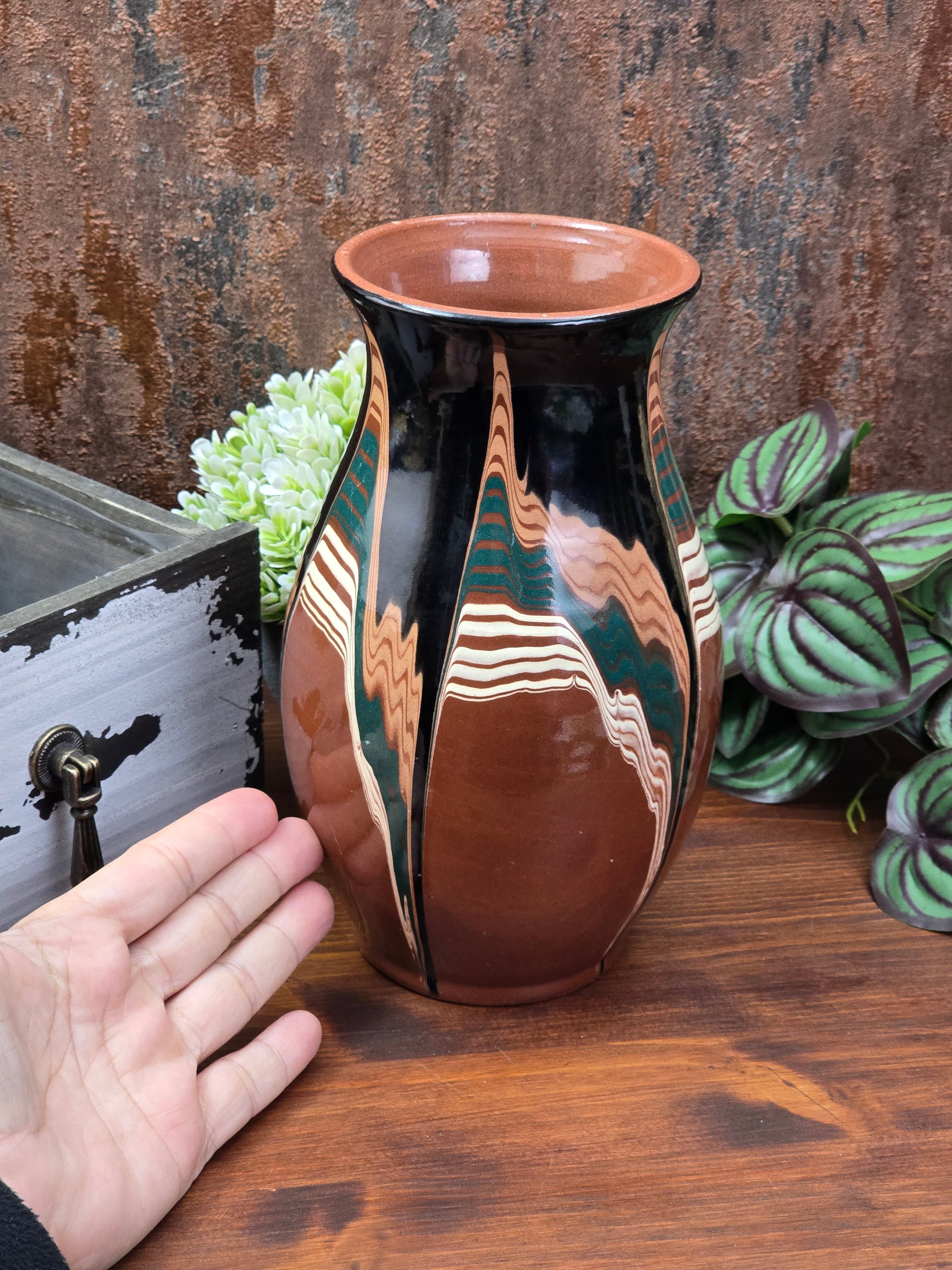 Ungarische Keramikvase aus den 1960er/70er Jahren mit grafischer Mehrfarbglasur, schlanke Form, dekoratives Vintage-Objekt mit sichtbarem Glasurfehler.