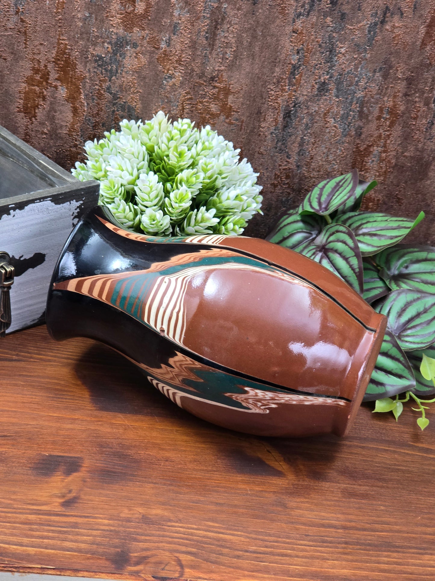 Ungarische Keramikvase aus den 1960er/70er Jahren mit grafischer Mehrfarbglasur, schlanke Form, dekoratives Vintage-Objekt mit sichtbarem Glasurfehler.