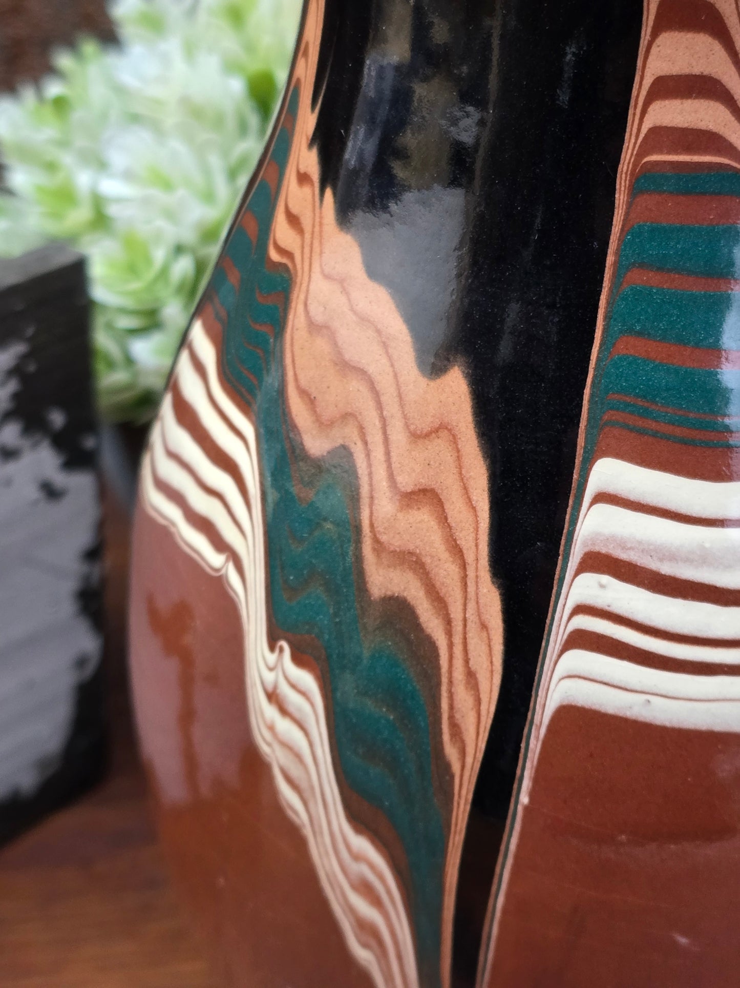 Ungarische Keramikvase aus den 1960er/70er Jahren mit grafischer Mehrfarbglasur, schlanke Form, dekoratives Vintage-Objekt mit sichtbarem Glasurfehler.