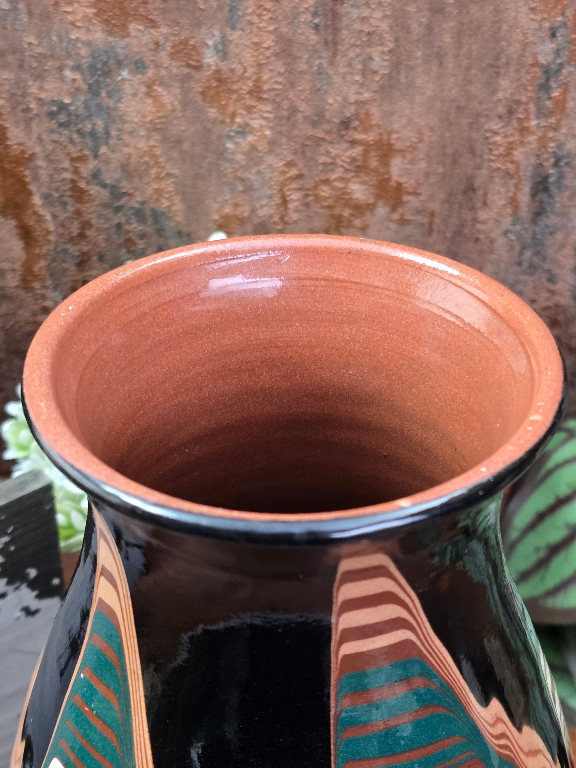 Ungarische Keramikvase aus den 1960er/70er Jahren mit grafischer Mehrfarbglasur, schlanke Form, dekoratives Vintage-Objekt mit sichtbarem Glasurfehler.