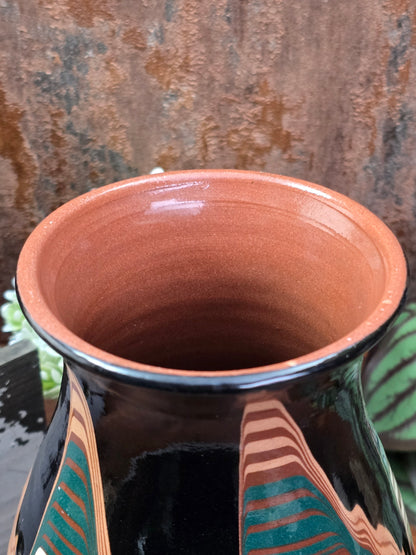 Ungarische Keramikvase aus den 1960er/70er Jahren mit grafischer Mehrfarbglasur, schlanke Form, dekoratives Vintage-Objekt mit sichtbarem Glasurfehler.