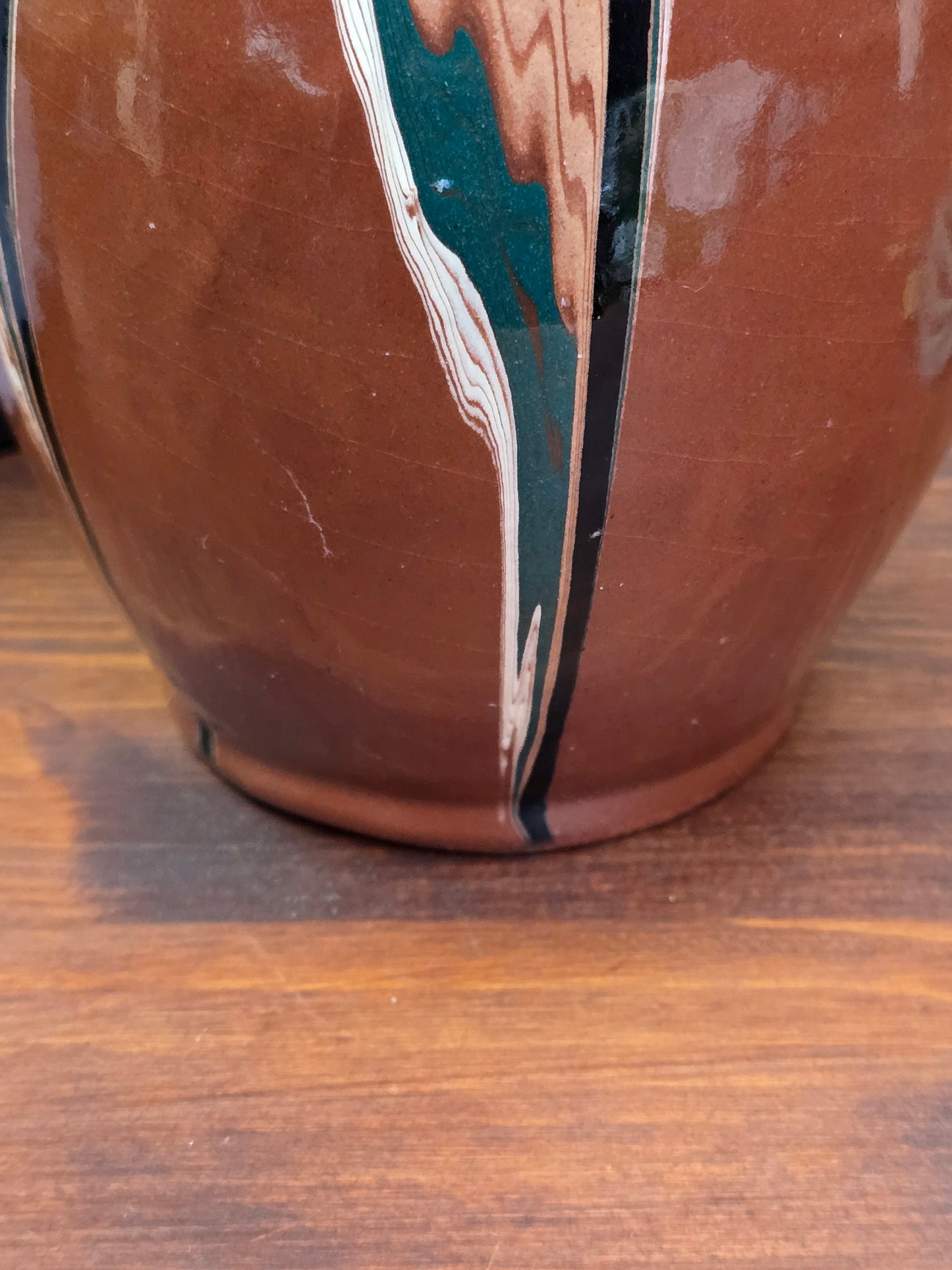 Ungarische Keramikvase aus den 1960er/70er Jahren mit grafischer Mehrfarbglasur, schlanke Form, dekoratives Vintage-Objekt mit sichtbarem Glasurfehler.