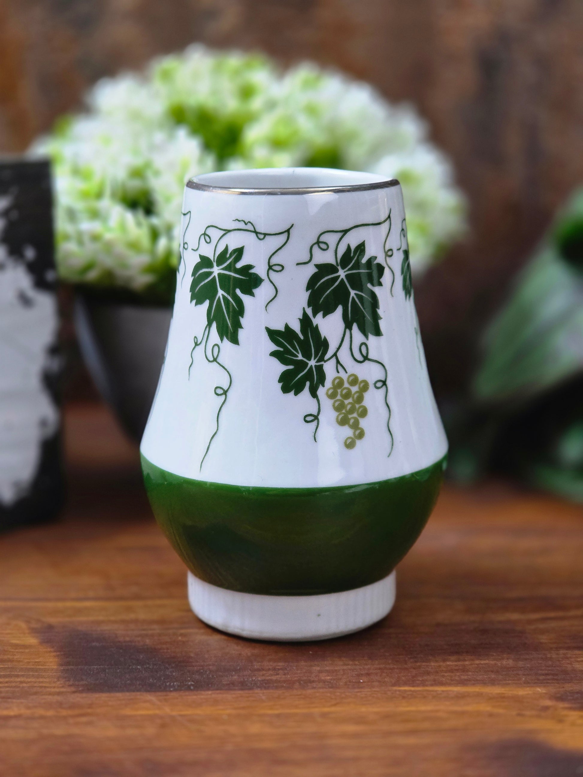 Vintage Porzellan Vase oder Deko-Becher von Spechtsbrunn mit grünem Weinlaubdekor, silberfarbenem Rand und klassischer DDR-Formgebung.