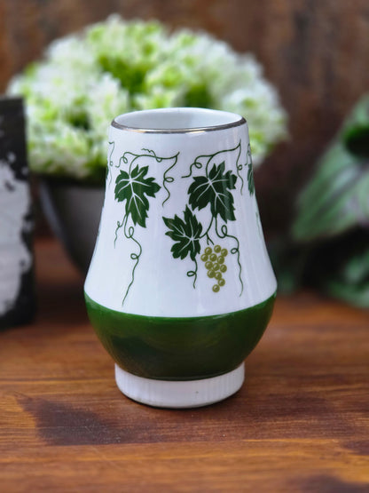 Vintage Porzellan Vase oder Deko-Becher von Spechtsbrunn mit grünem Weinlaubdekor, silberfarbenem Rand und klassischer DDR-Formgebung.