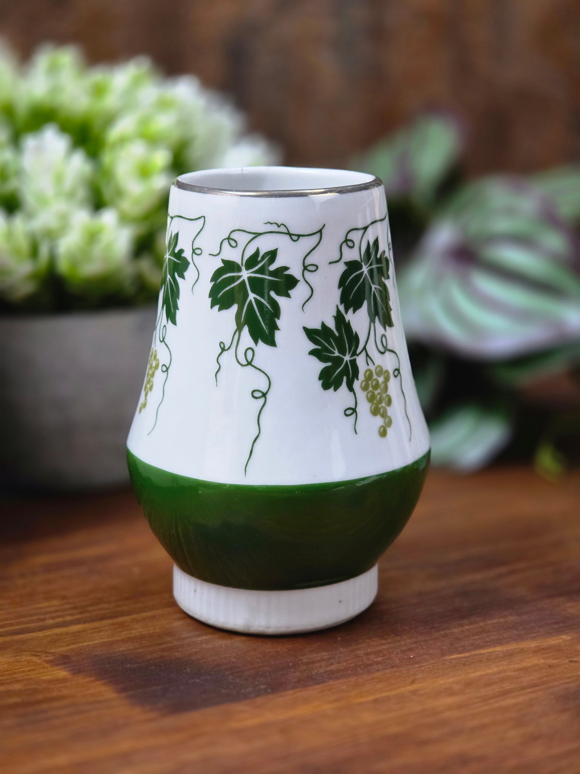 Vintage Porzellan Vase oder Deko-Becher von Spechtsbrunn mit grünem Weinlaubdekor, silberfarbenem Rand und klassischer DDR-Formgebung.