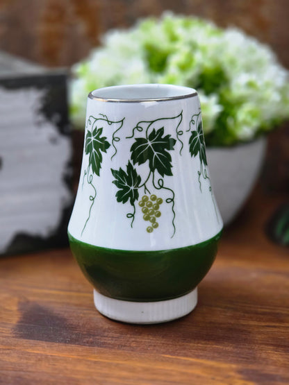 Vintage Porzellan Vase oder Deko-Becher von Spechtsbrunn mit grünem Weinlaubdekor, silberfarbenem Rand und klassischer DDR-Formgebung.