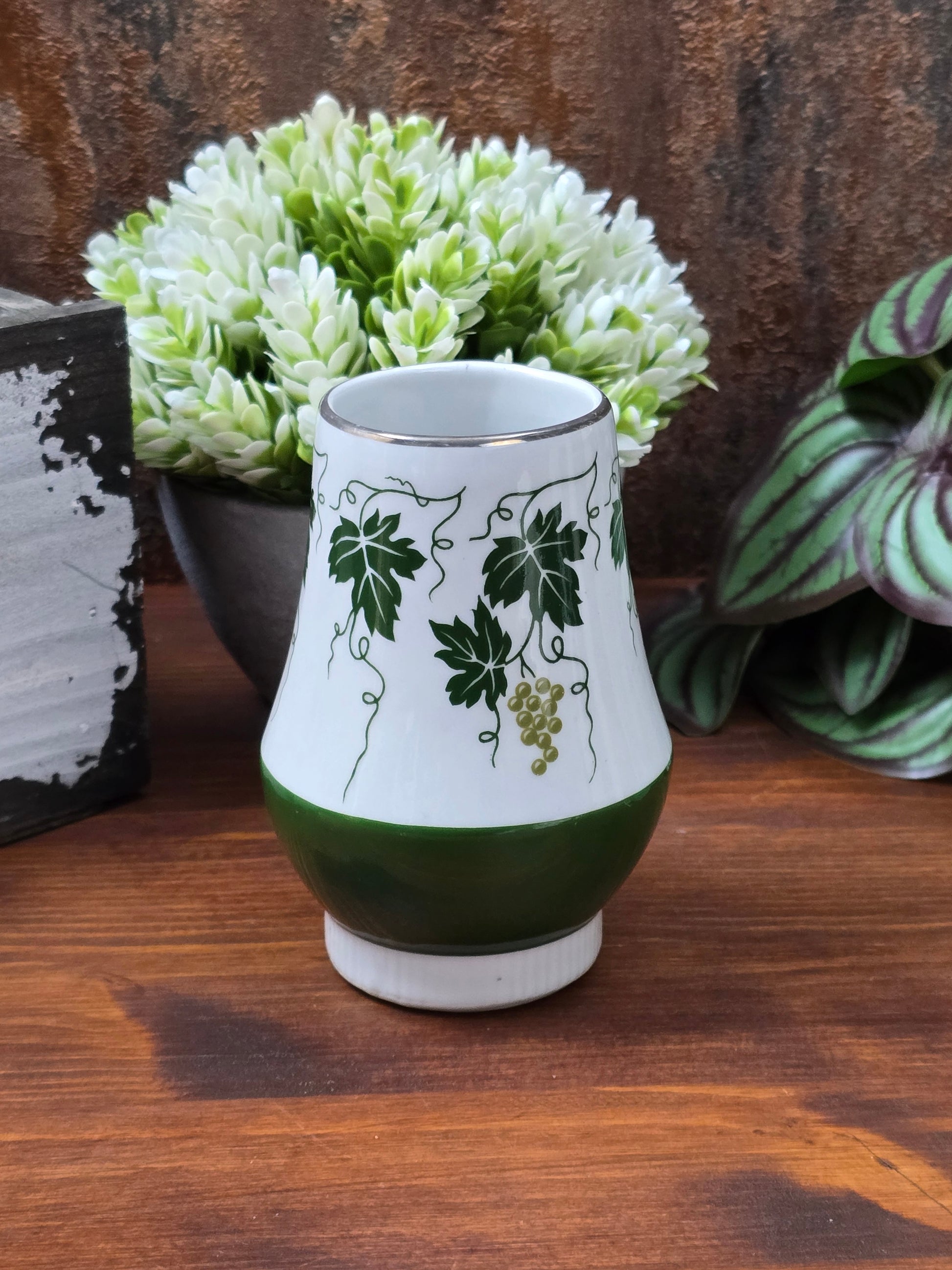 Vintage Porzellan Vase oder Deko-Becher von Spechtsbrunn mit grünem Weinlaubdekor, silberfarbenem Rand und klassischer DDR-Formgebung.