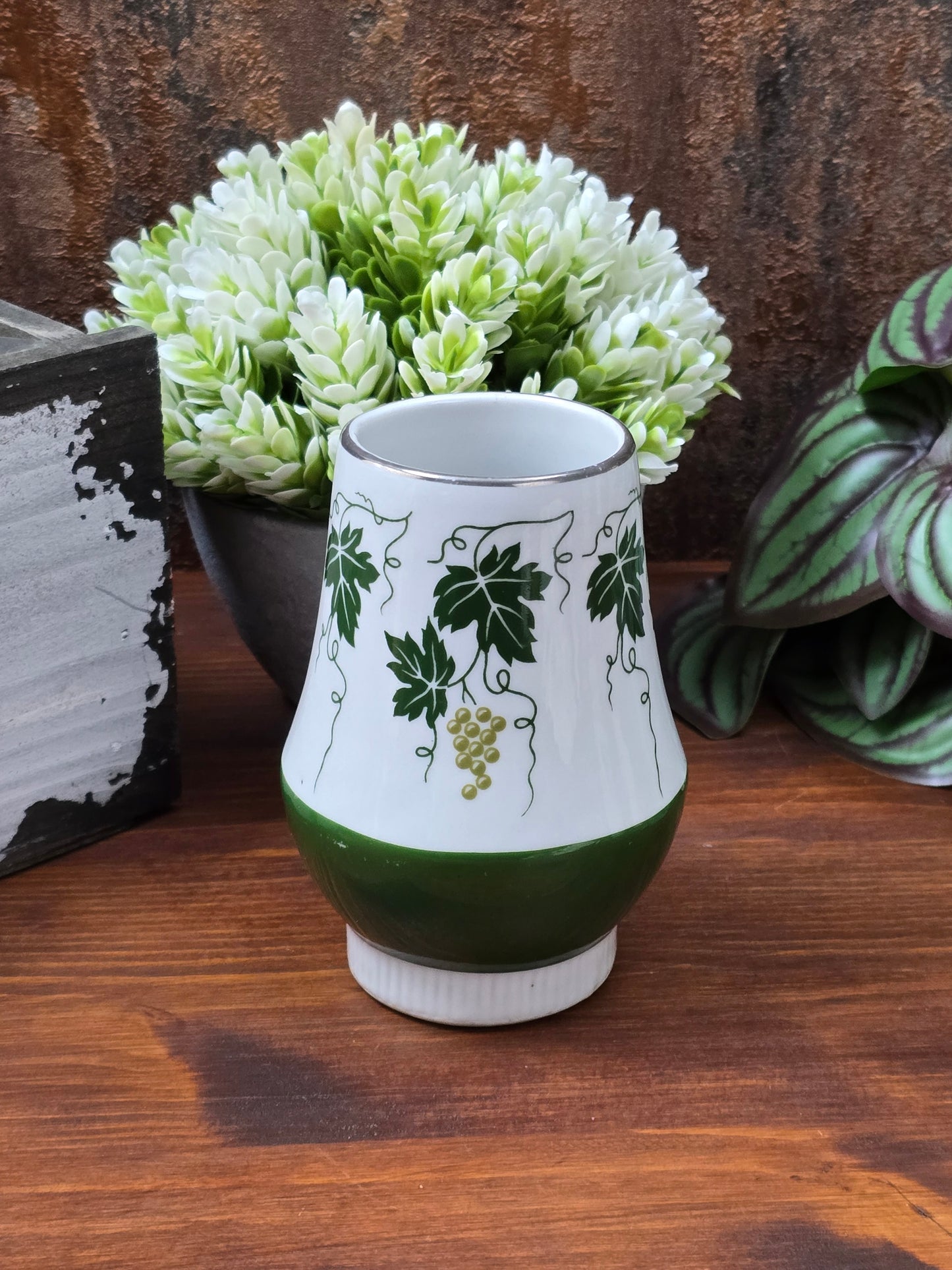 Vintage Porzellan Vase oder Deko-Becher von Spechtsbrunn mit grünem Weinlaubdekor, silberfarbenem Rand und klassischer DDR-Formgebung.